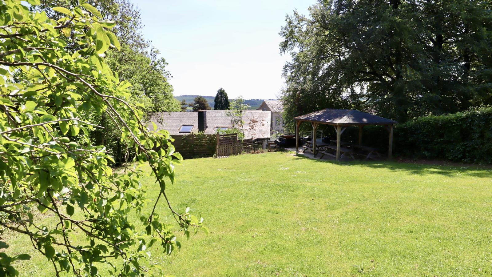 Le Noyer - Garten Sommer