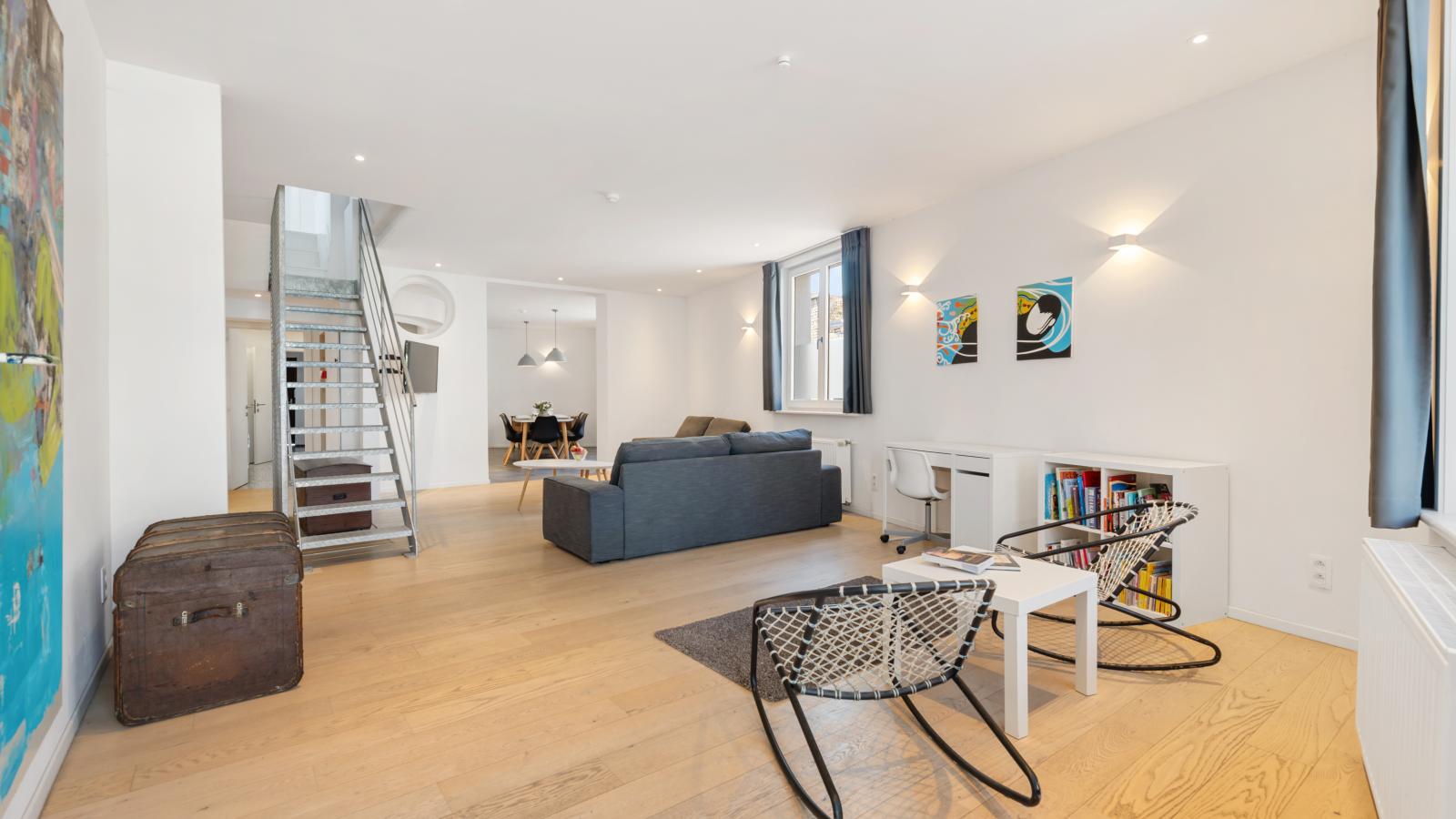 T Loftje - Living room