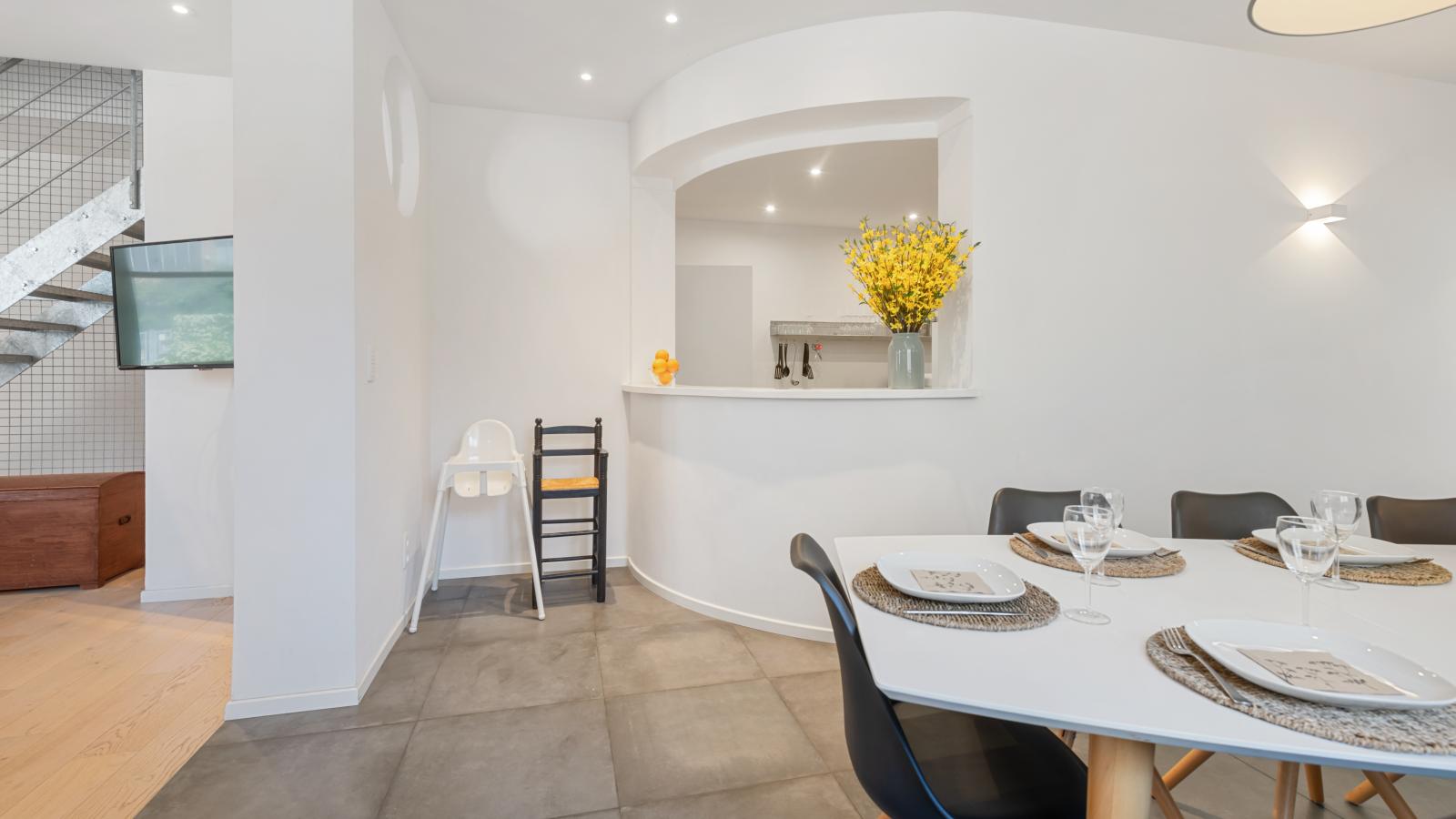 T Loftje - Dining room