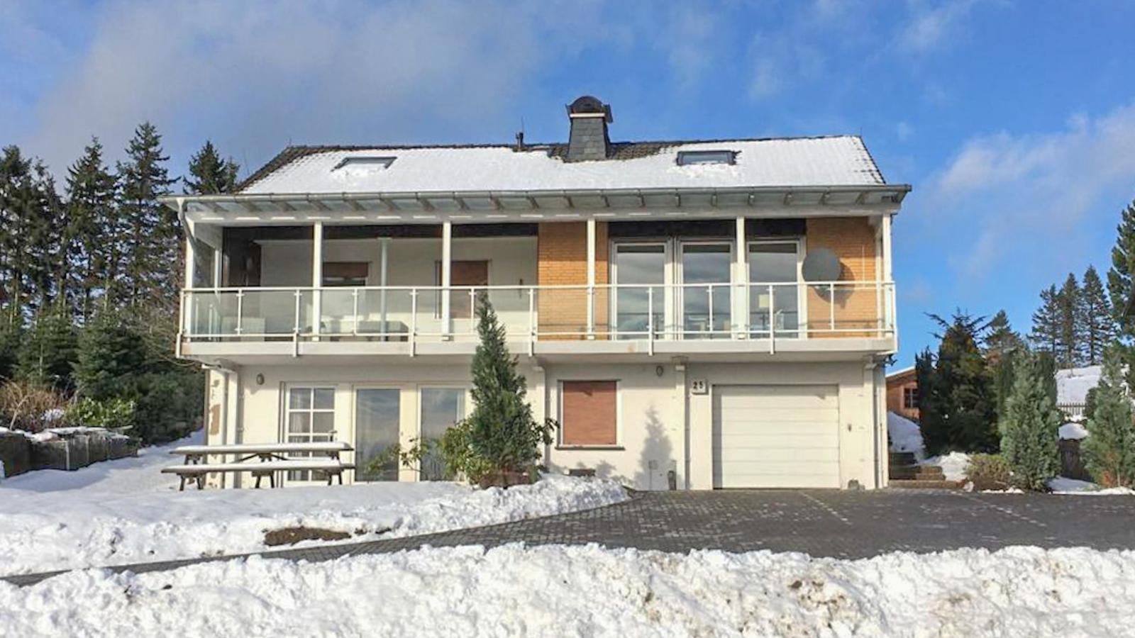 Hanneke - Exterior in winter