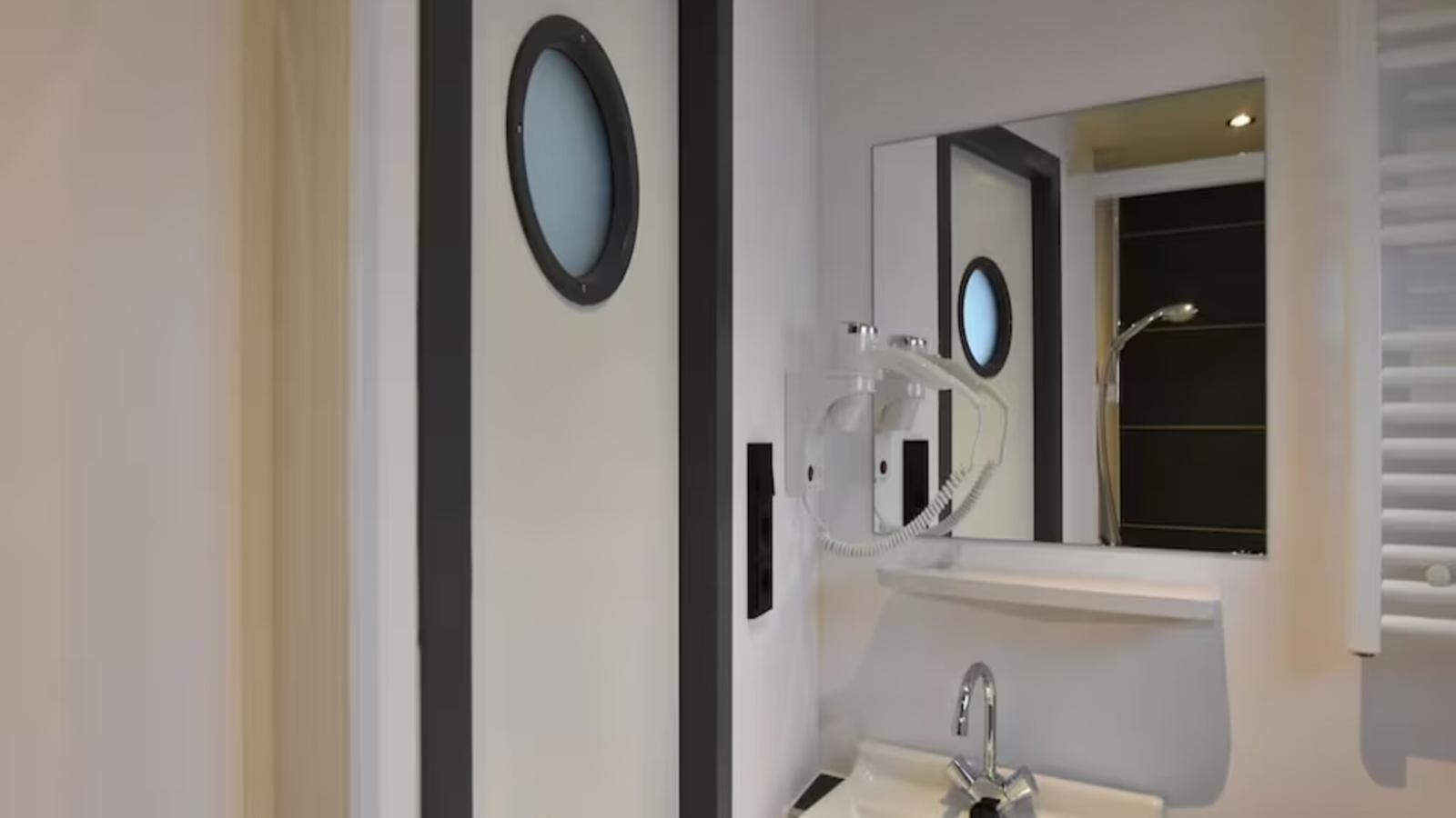 Boot zonder naam - Badkamer
