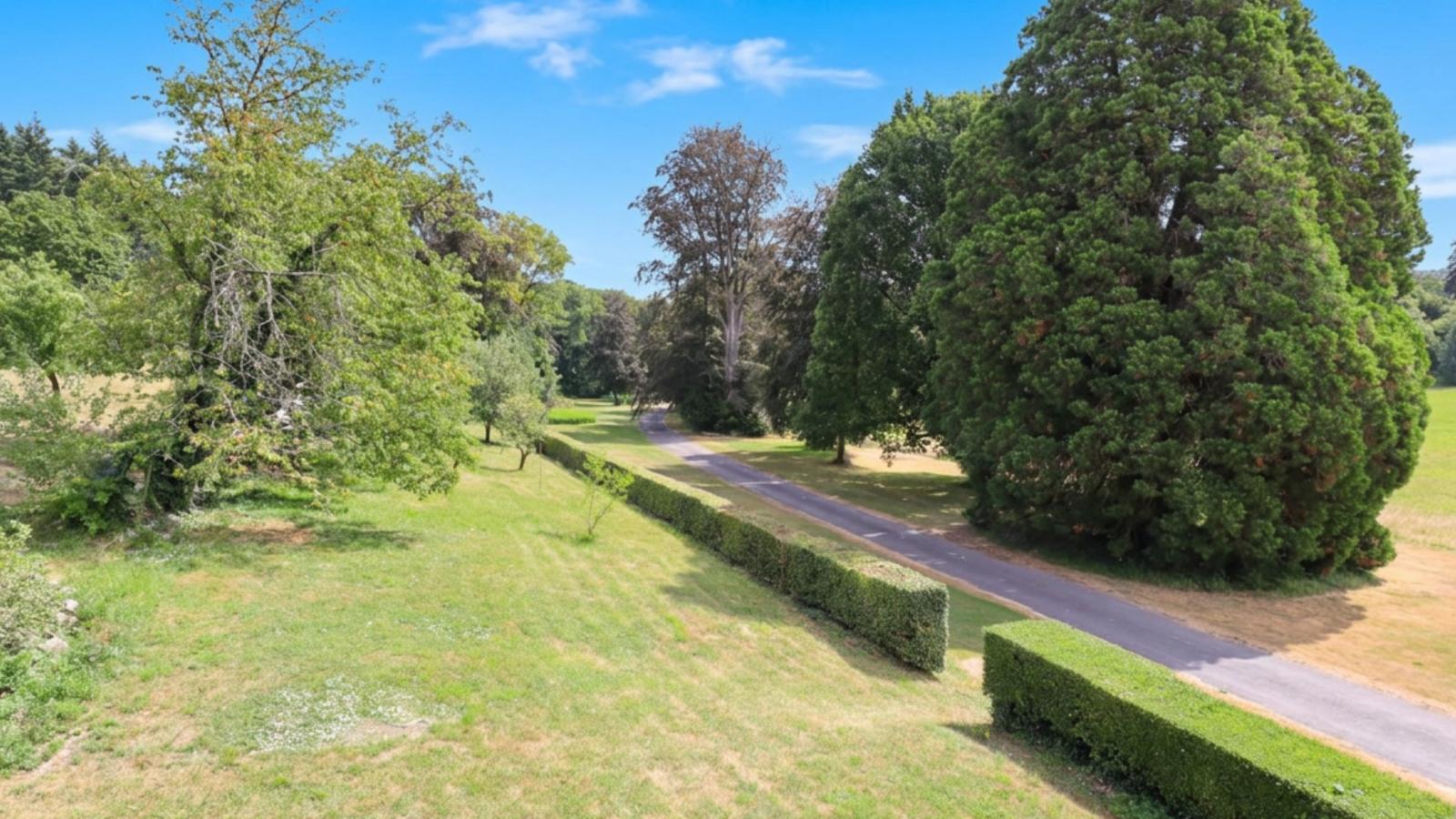 La Dépendance du Château - Gardens in summer