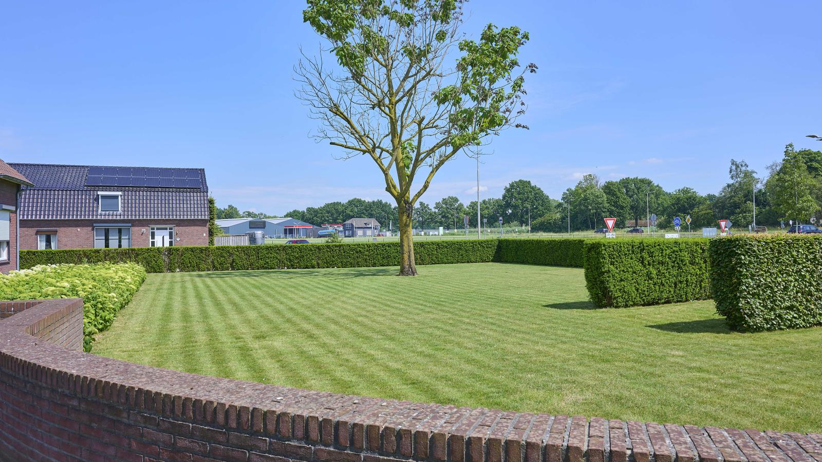 Laurahoeve - Gardens in summer