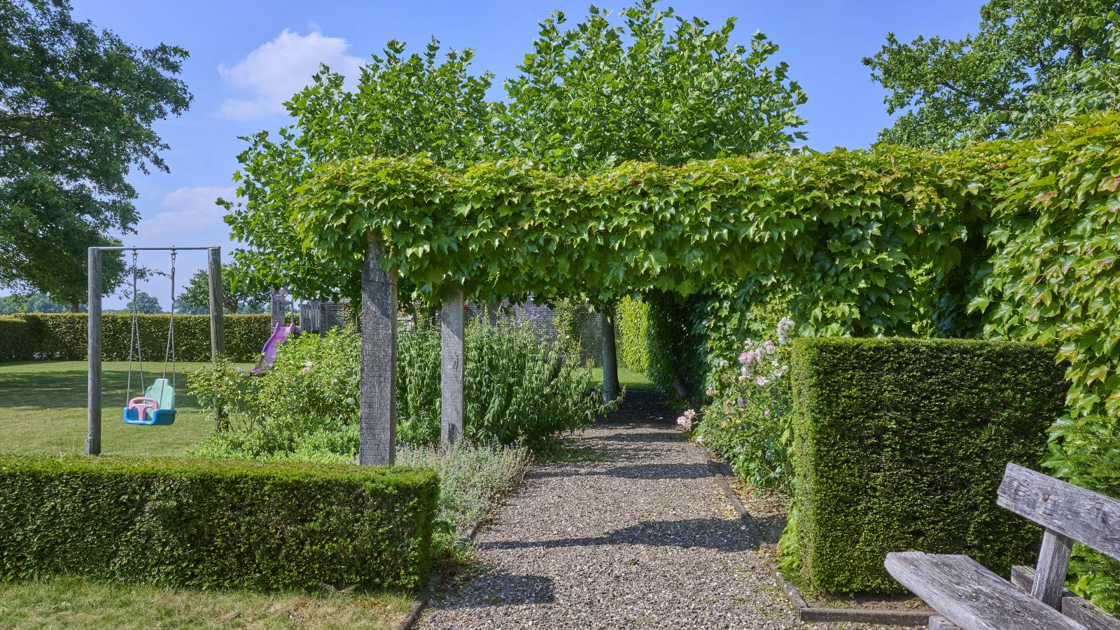 Laurahoeve - Gardens in summer