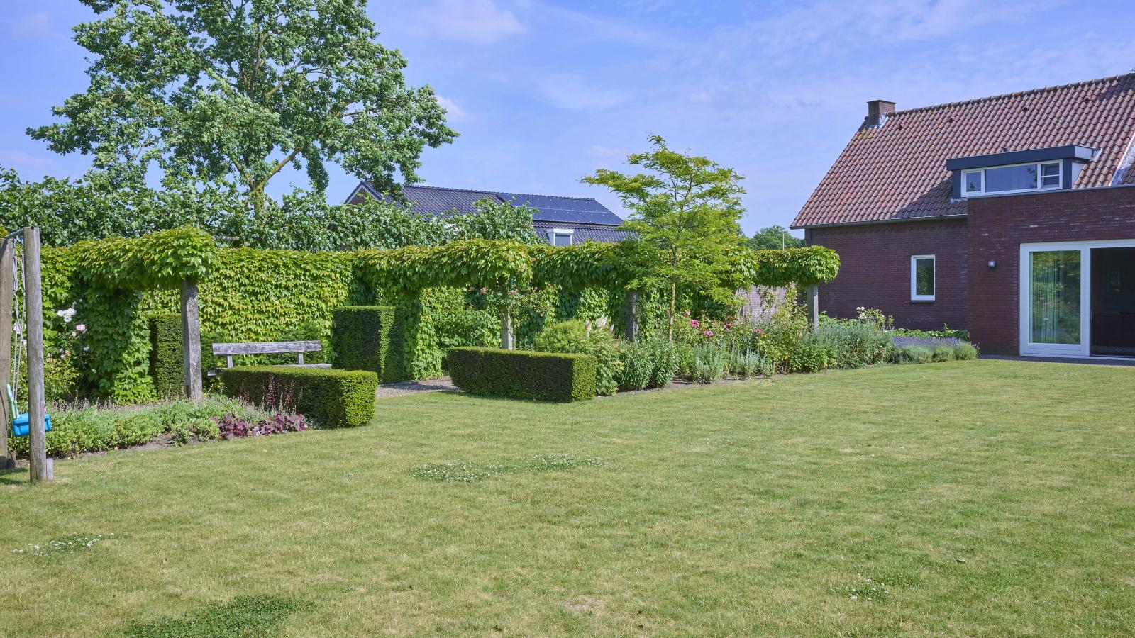 Laurahoeve - Gardens in summer