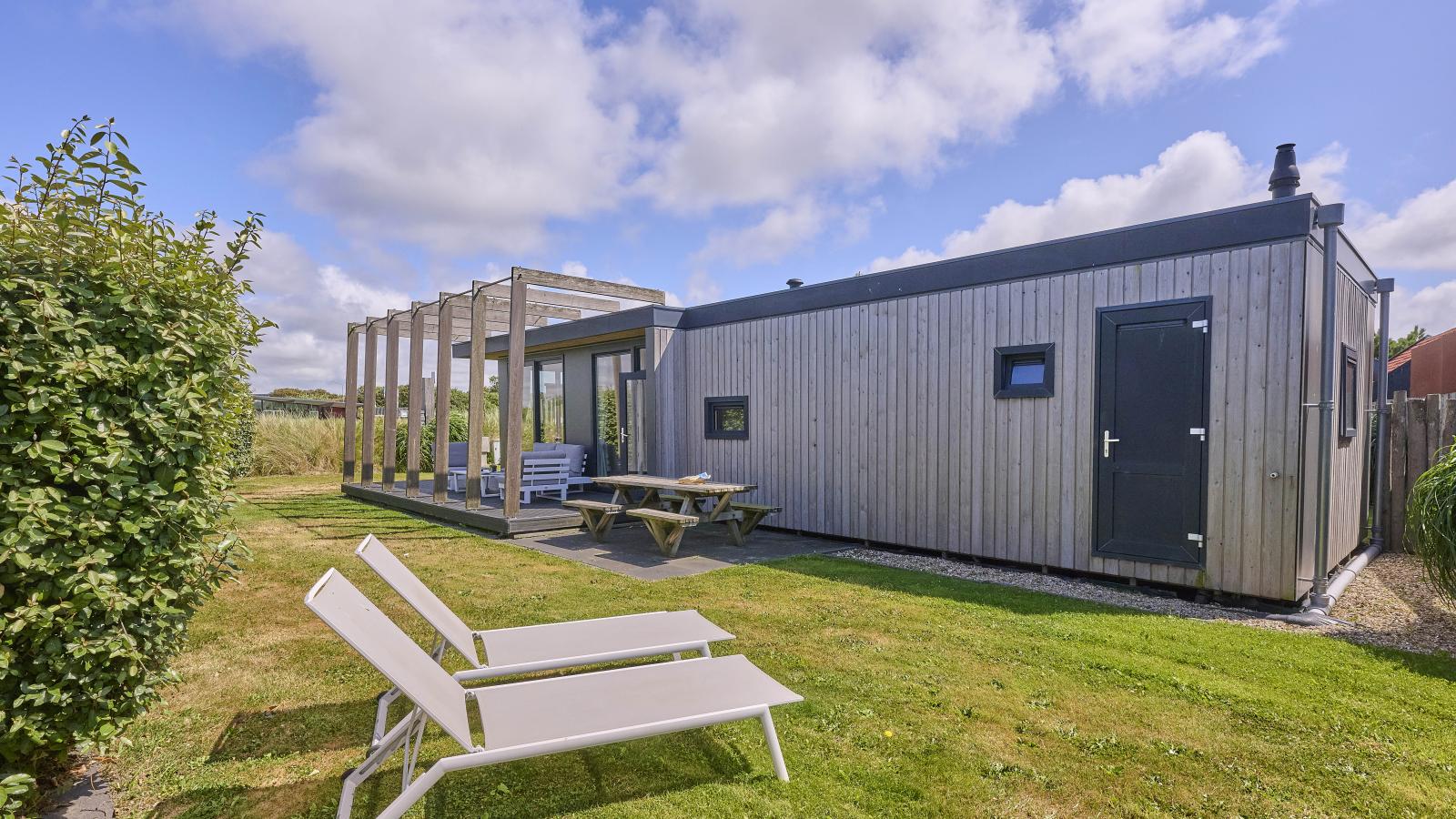 De Baai - Exterior in summer