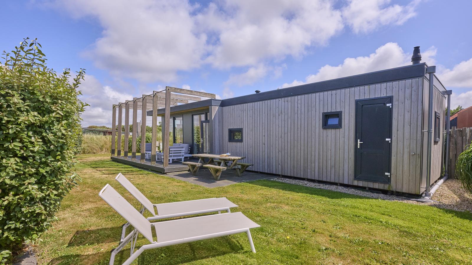 De Baai - Exterior in summer