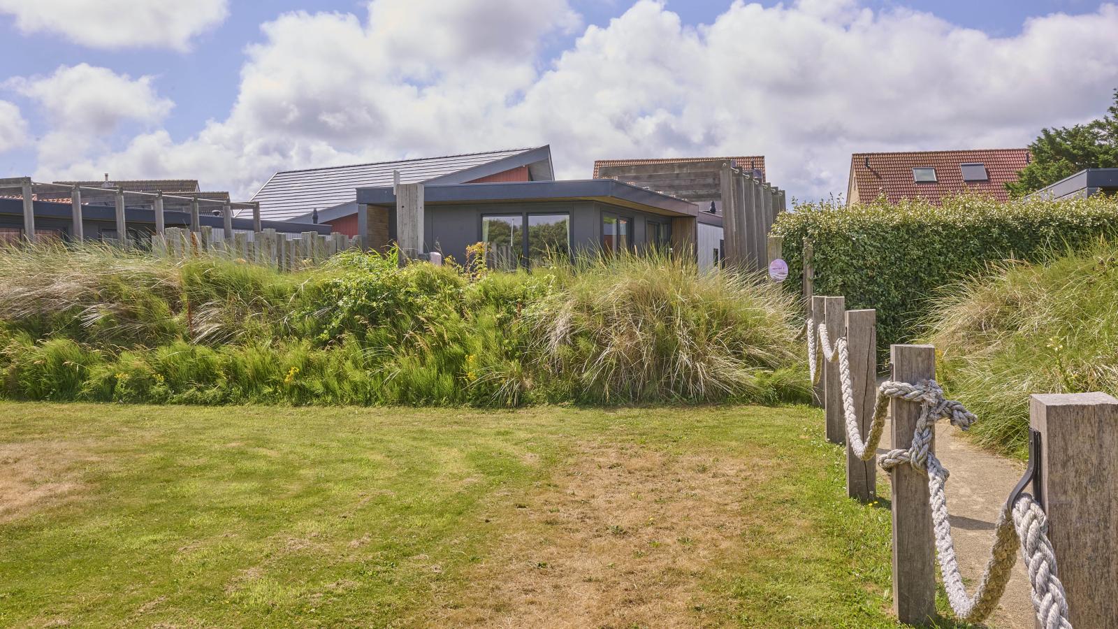 De Baai - Gardens in summer