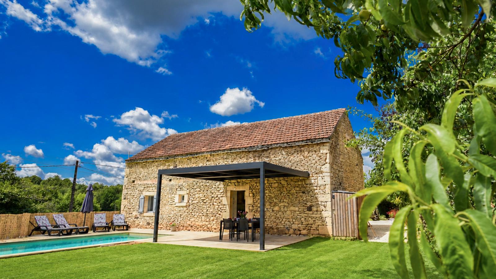 La Grange - Exterior in summer