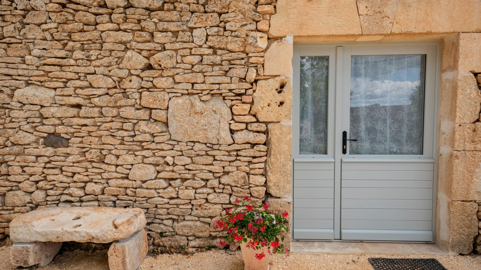 La Grange - Exterior in summer