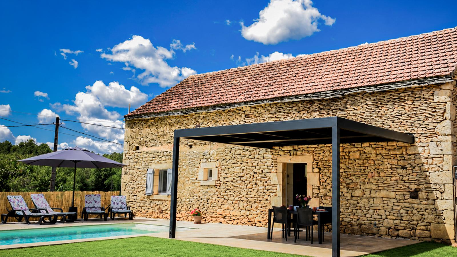 La Grange - Exterior in summer