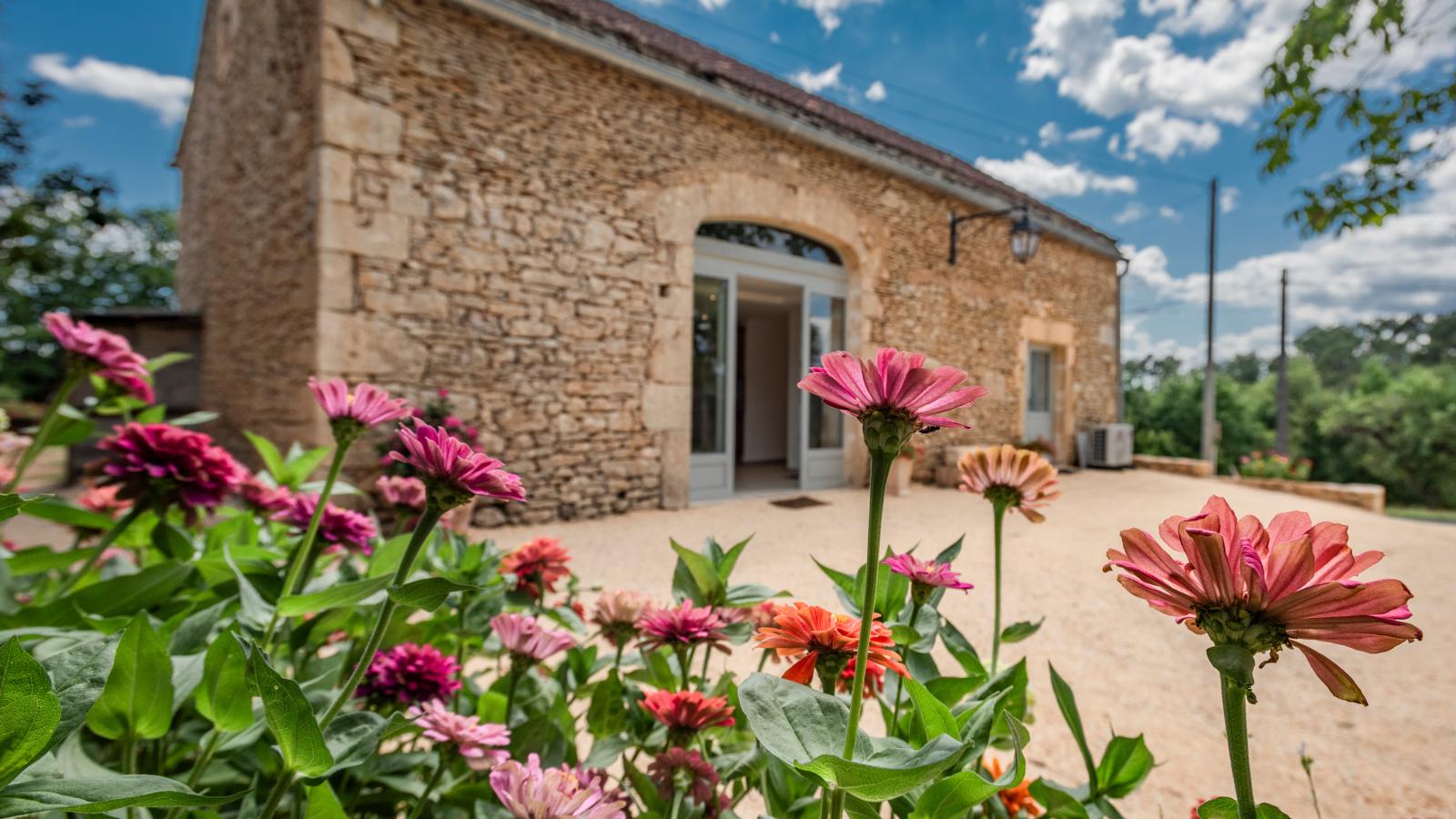 La Grange - Exterior in summer