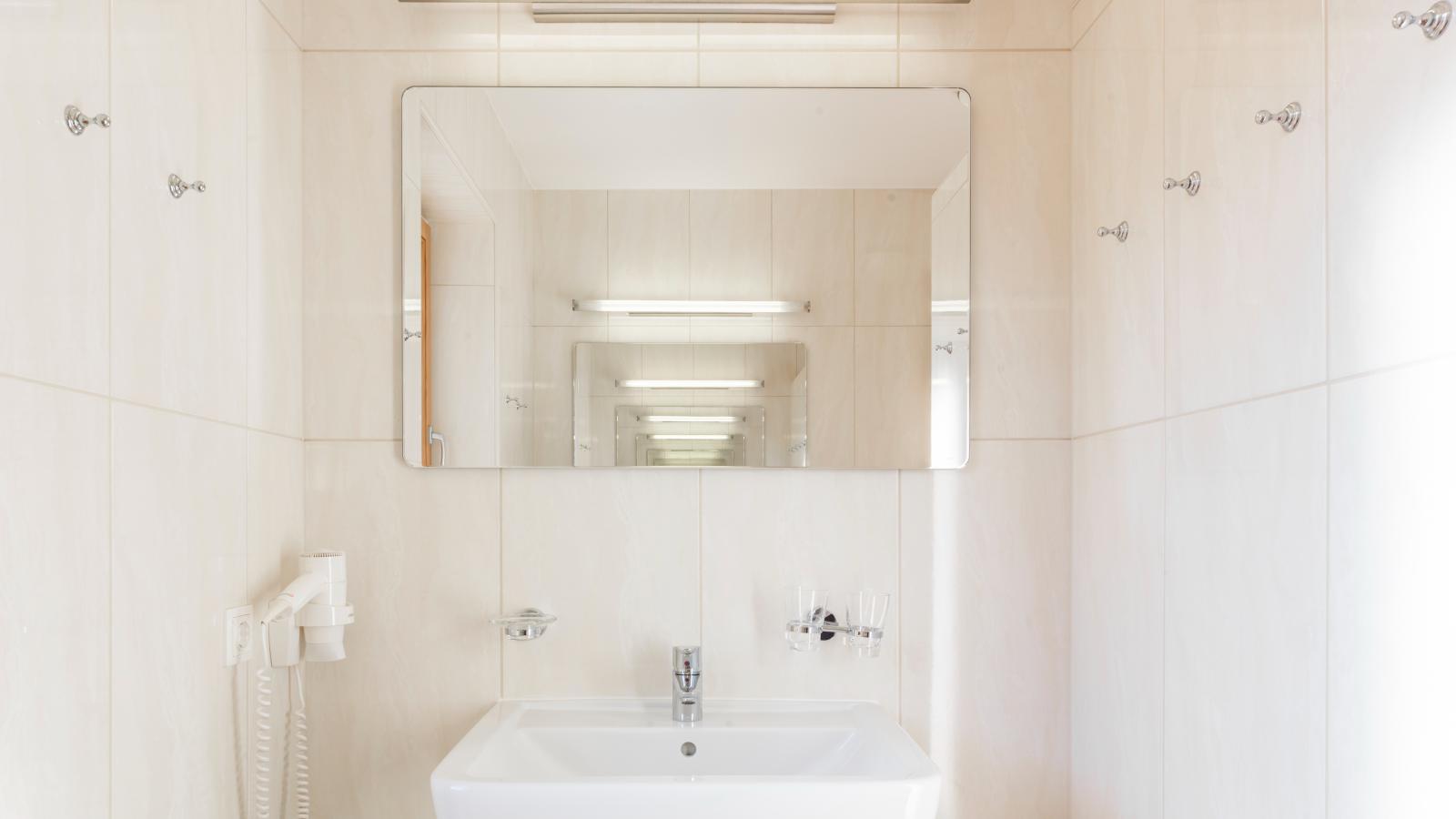 An der Gondelstation A1 - Bathroom