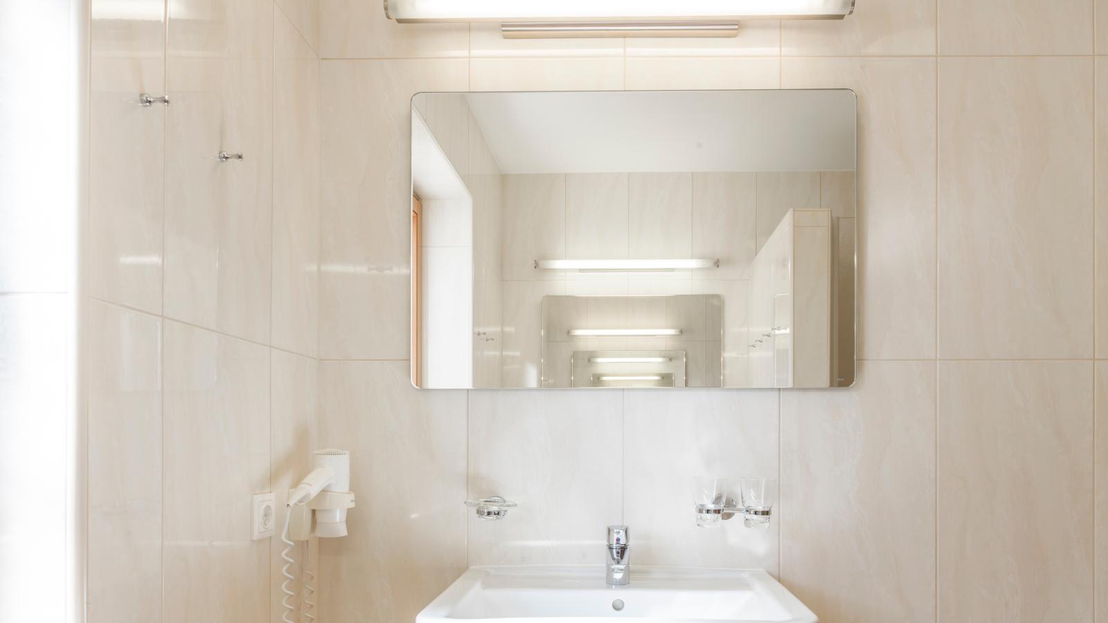 An der Gondelstation A4 - Bathroom