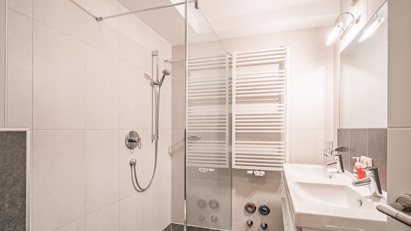 Janita XL - Bathroom
