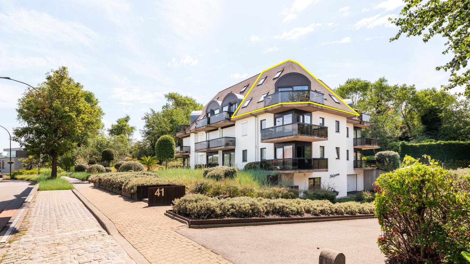Donny - Exterior in summer