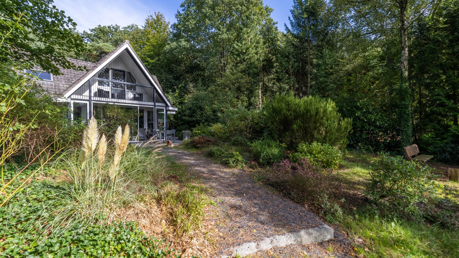 HasseBassie - Exterior in summer