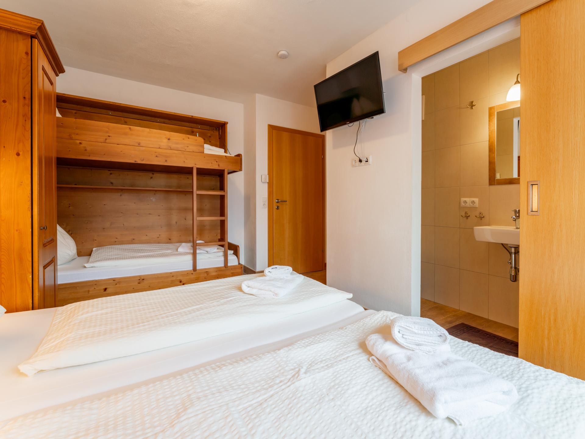 Ruim chalet voor 22 personen direct aan de piste met eigen sauna - foto 20