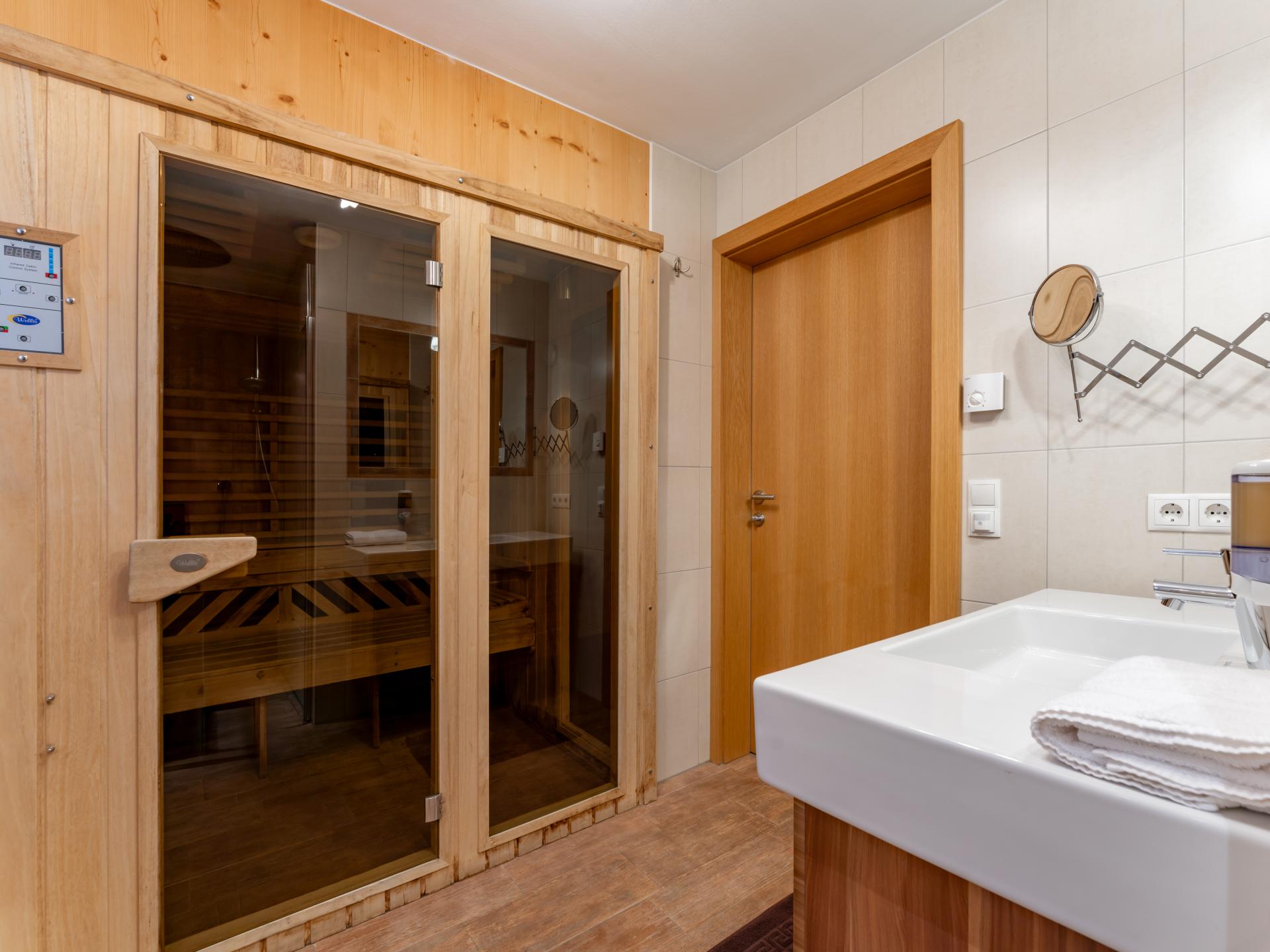 Ruim chalet voor 22 personen direct aan de piste met eigen sauna - foto 2
