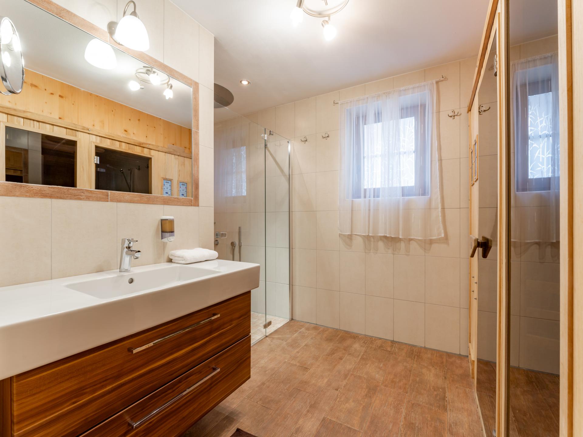Ruim chalet voor 22 personen direct aan de piste met eigen sauna - foto 16