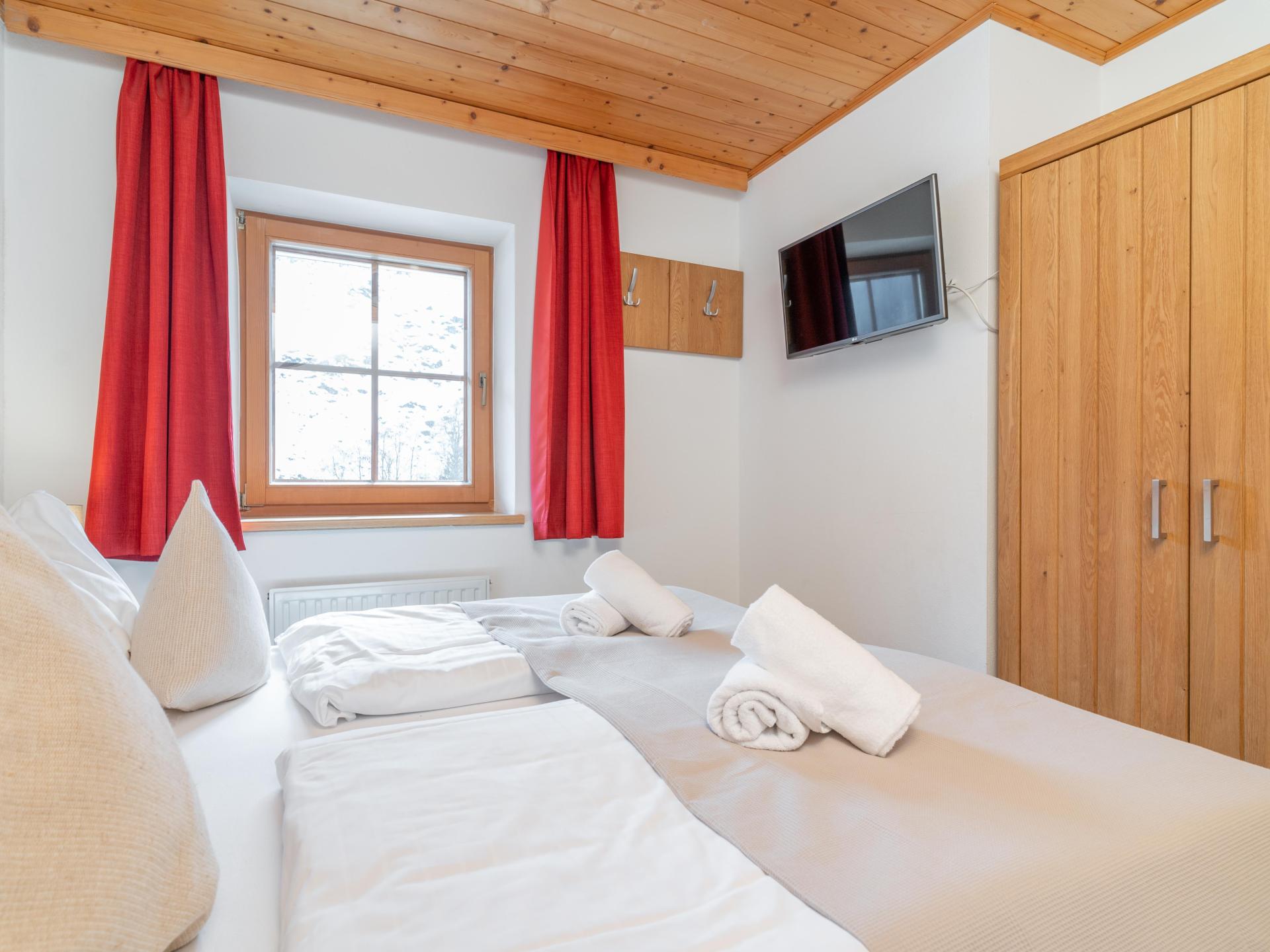 Luxe chalet voor 35 personen aan de piste in Saalbach-Hinterglemm - foto 12