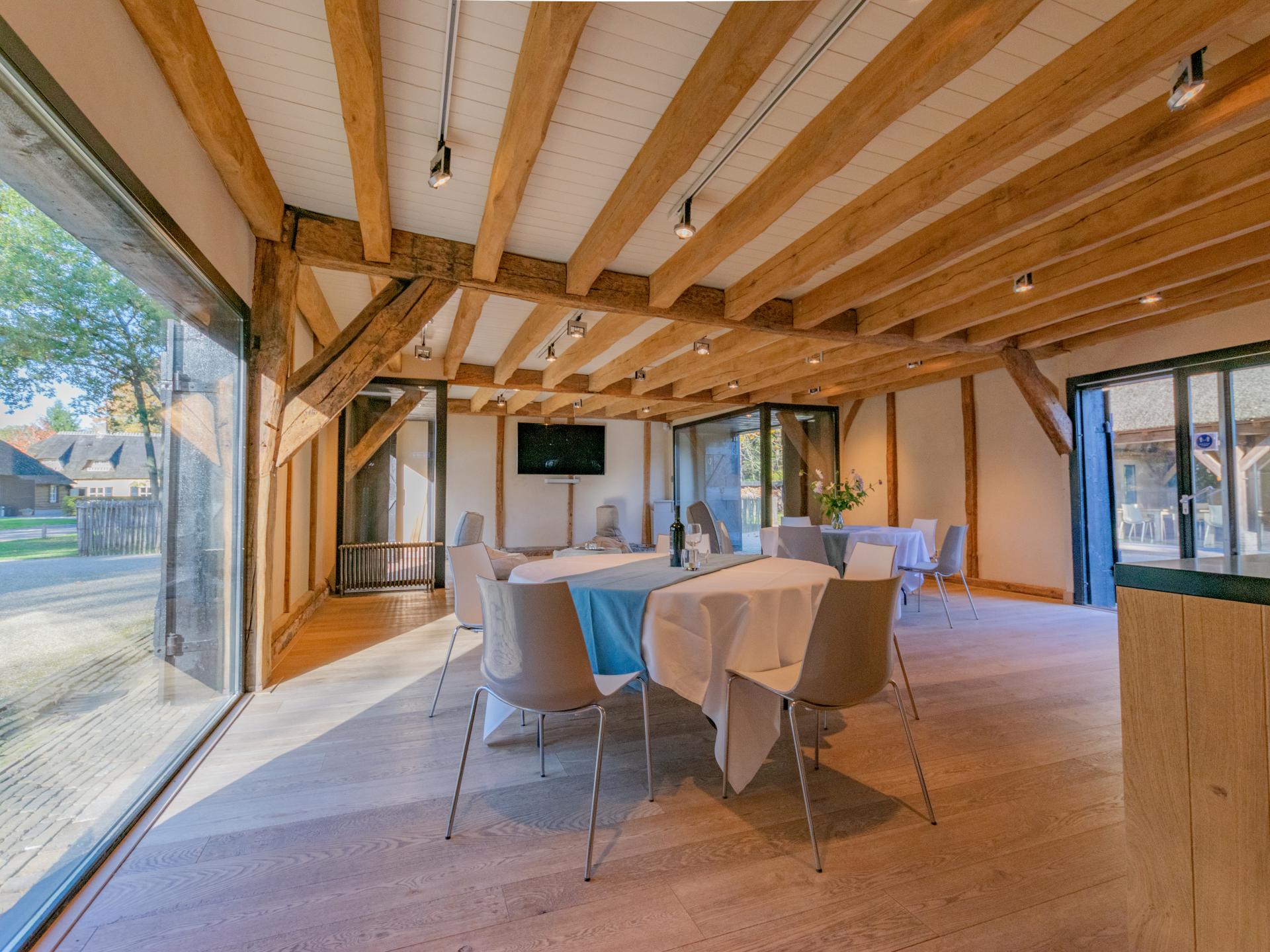 Rietgedekte boerderij aan bosrand bij Breda – luxe groepsaccommodatie voor 12 personen - foto 11