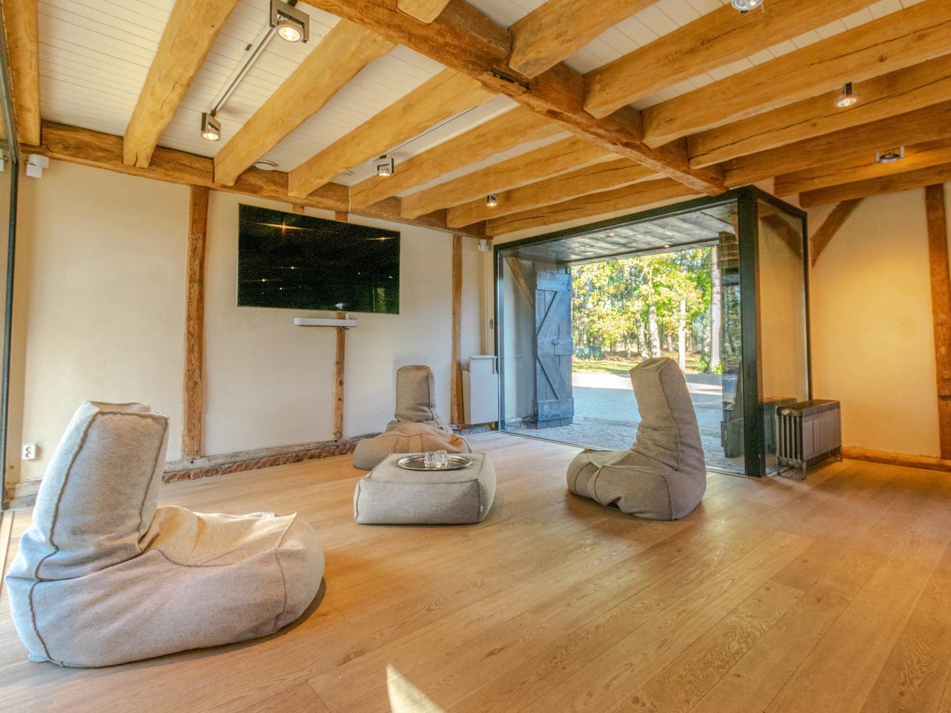 Rietgedekte boerderij aan bosrand bij Breda – luxe groepsaccommodatie voor 12 personen - foto 9