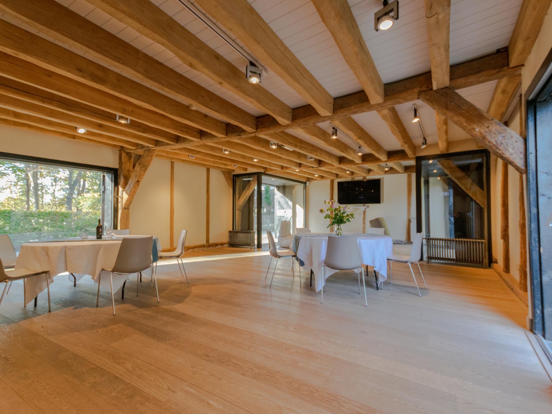 Rietgedekte boerderij aan bosrand bij Breda – luxe groepsaccommodatie voor 12 personen - foto 12