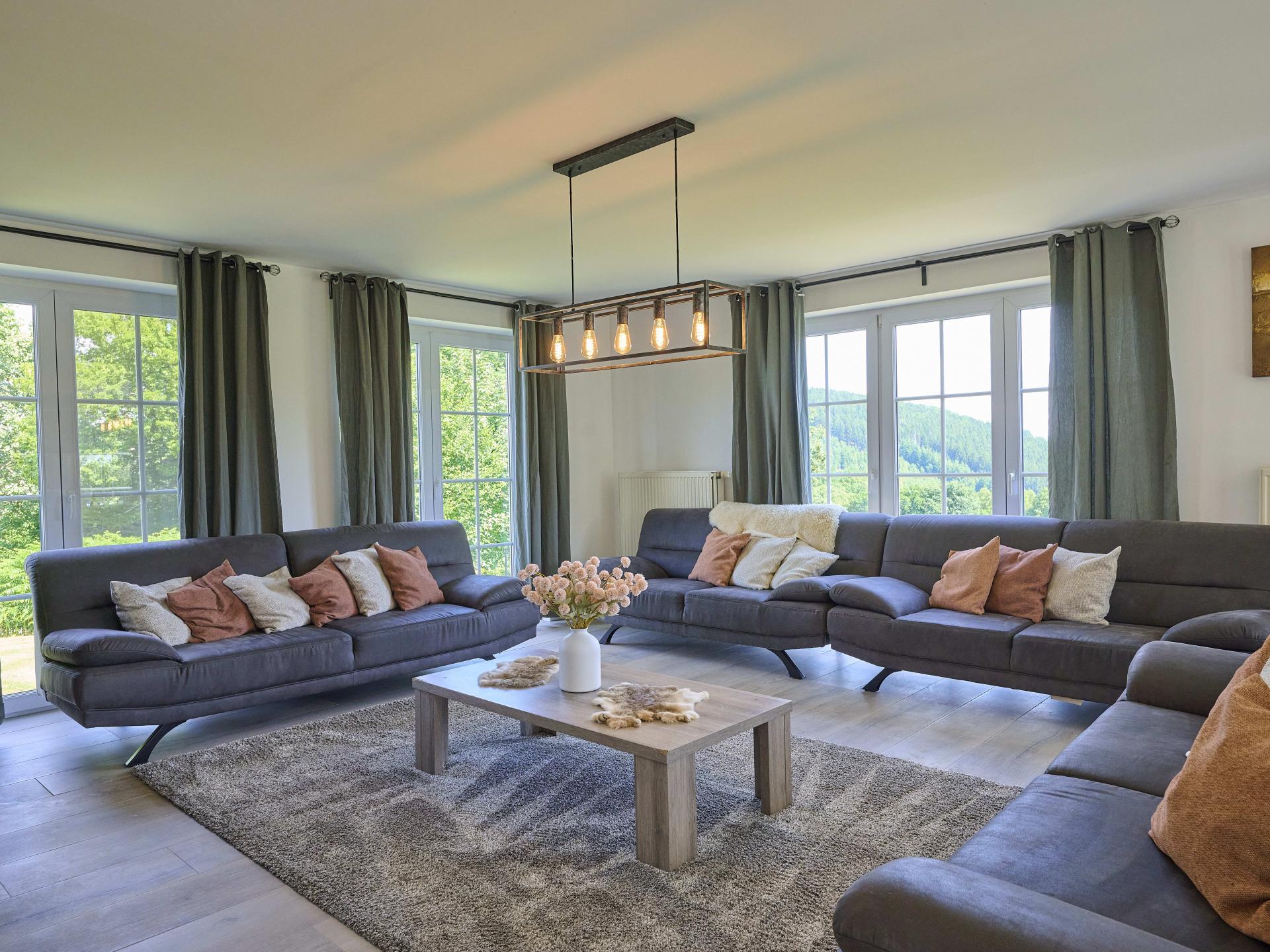 12-persoons vakantiehuis in Lierneux met open haard en tuin - foto 2