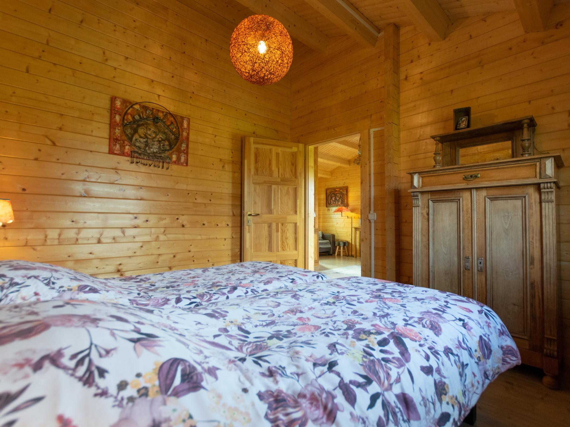 Onder de Oude Eik: Romantisch houten huisje vol kunst in Lottum - foto 14