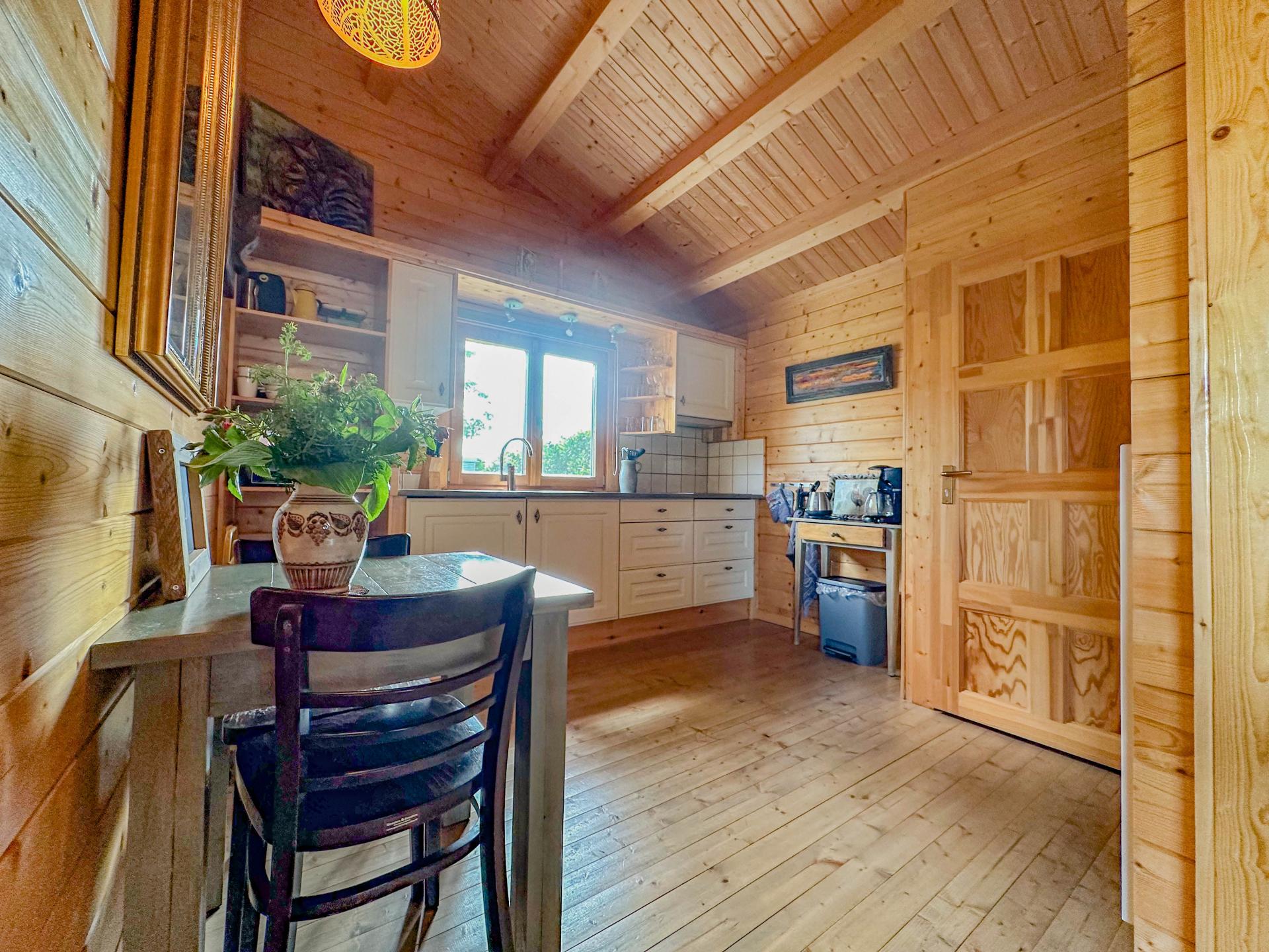 Onder de Oude Eik: Romantisch houten huisje vol kunst in Lottum - foto 10