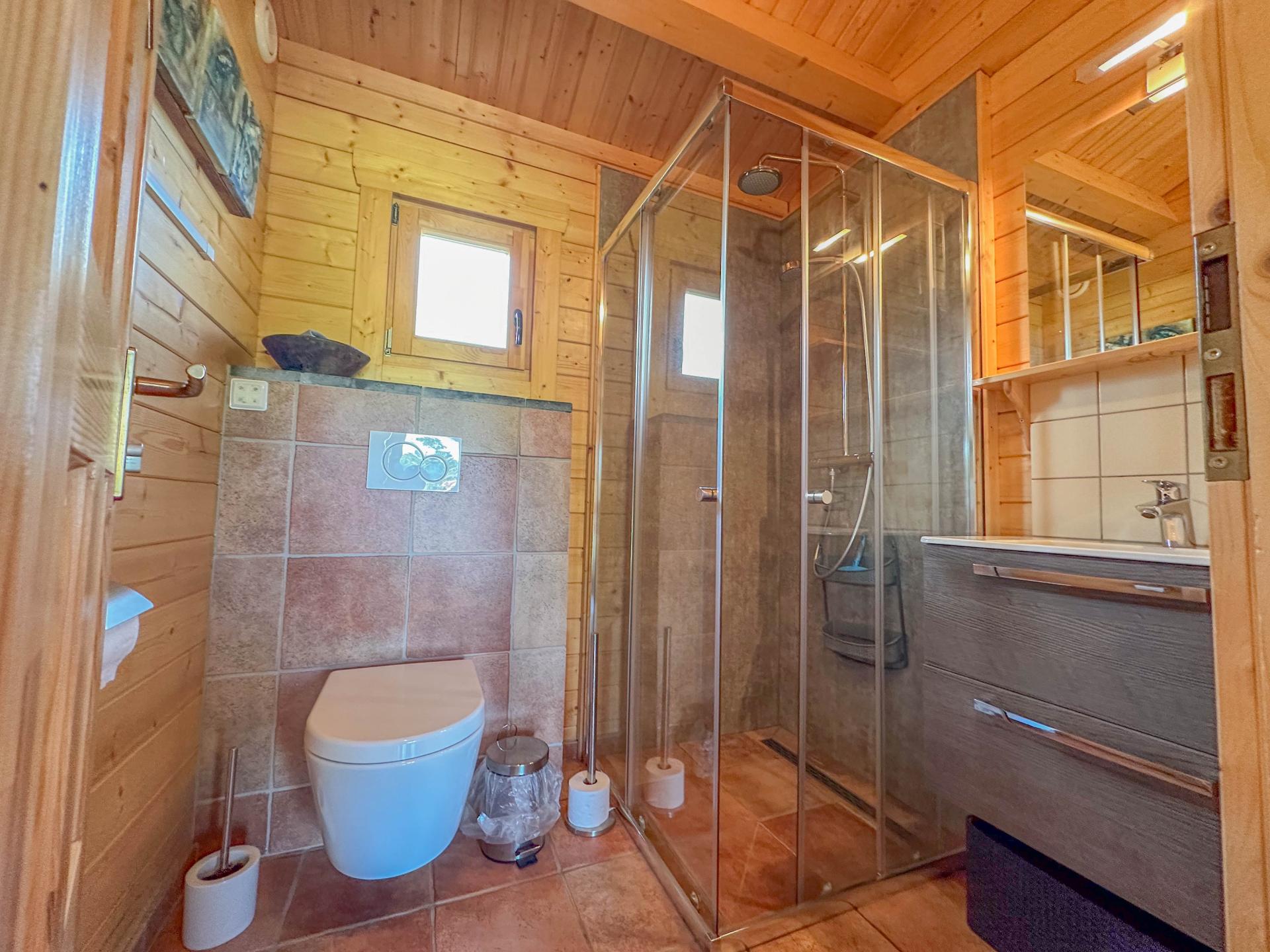 Onder de Oude Eik: Romantisch houten huisje vol kunst in Lottum - foto 15