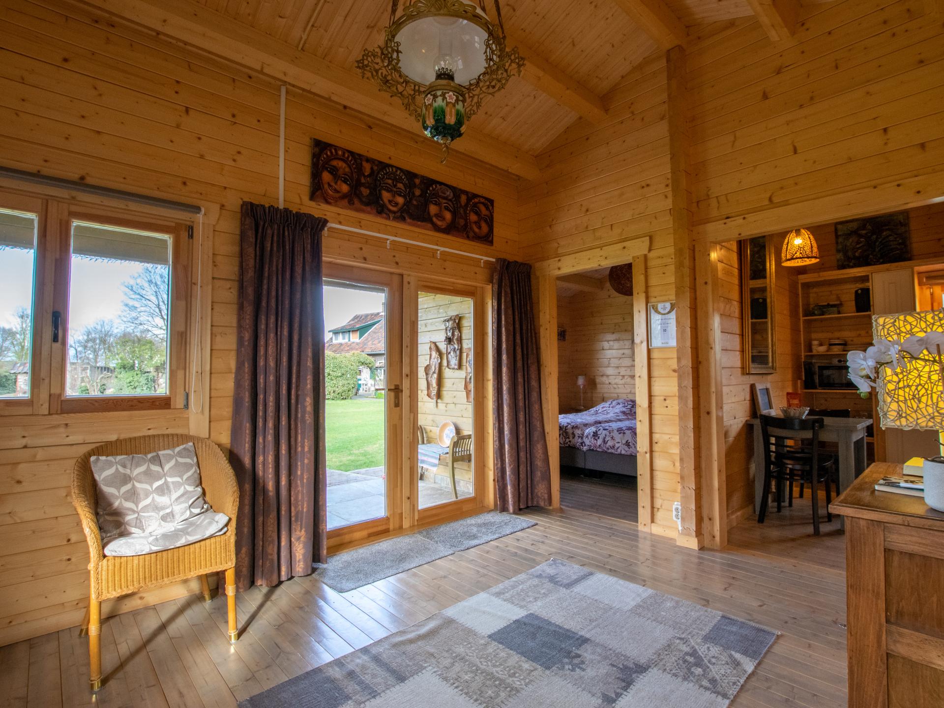 Onder de Oude Eik: Romantisch houten huisje vol kunst in Lottum - foto 8