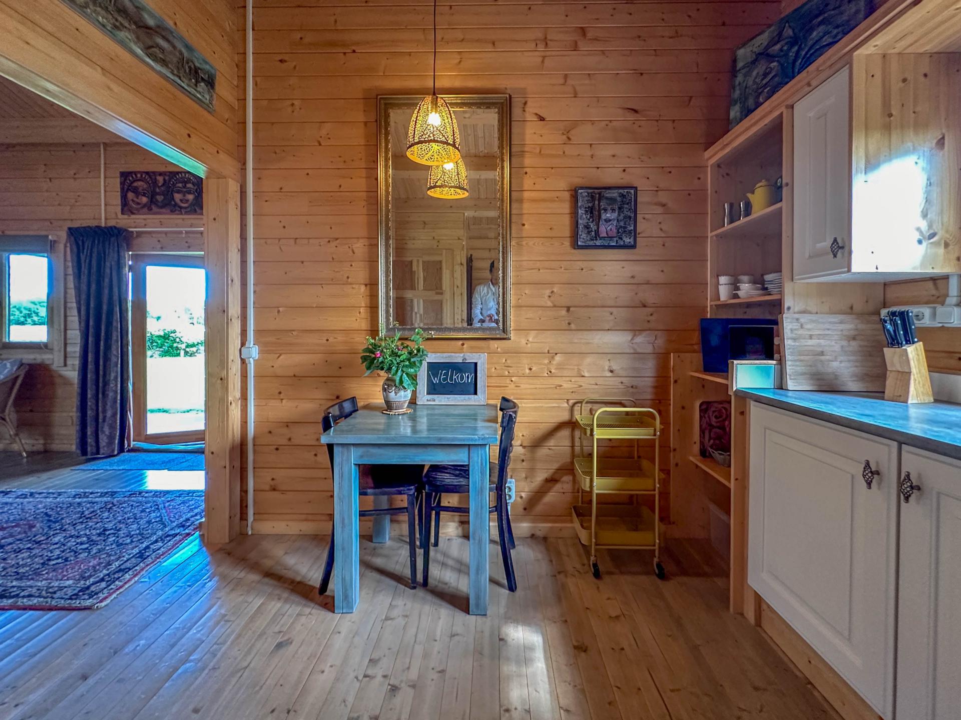 Onder de Oude Eik: Romantisch houten huisje vol kunst in Lottum - foto 12