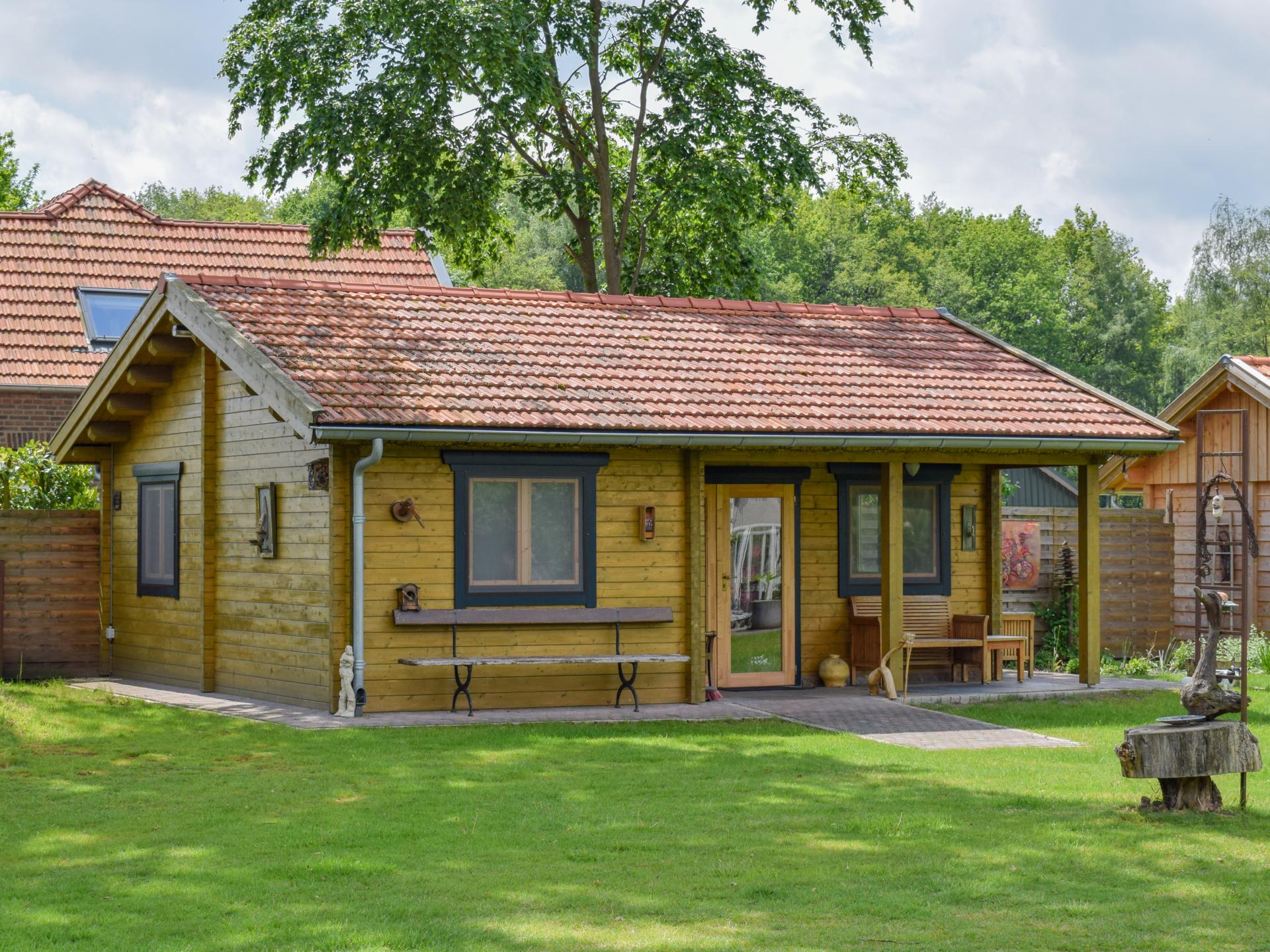 Onder de Oude Eik: Romantisch houten huisje vol kunst in Lottum - foto 23