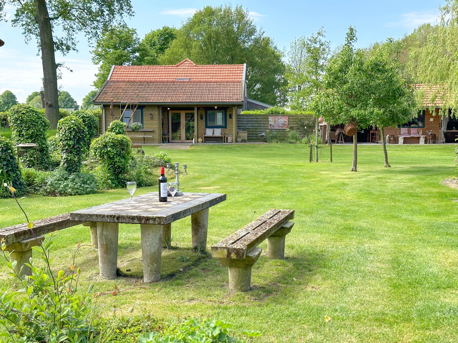 Onder de Oude Eik: Romantisch houten huisje vol kunst in Lottum - foto 21