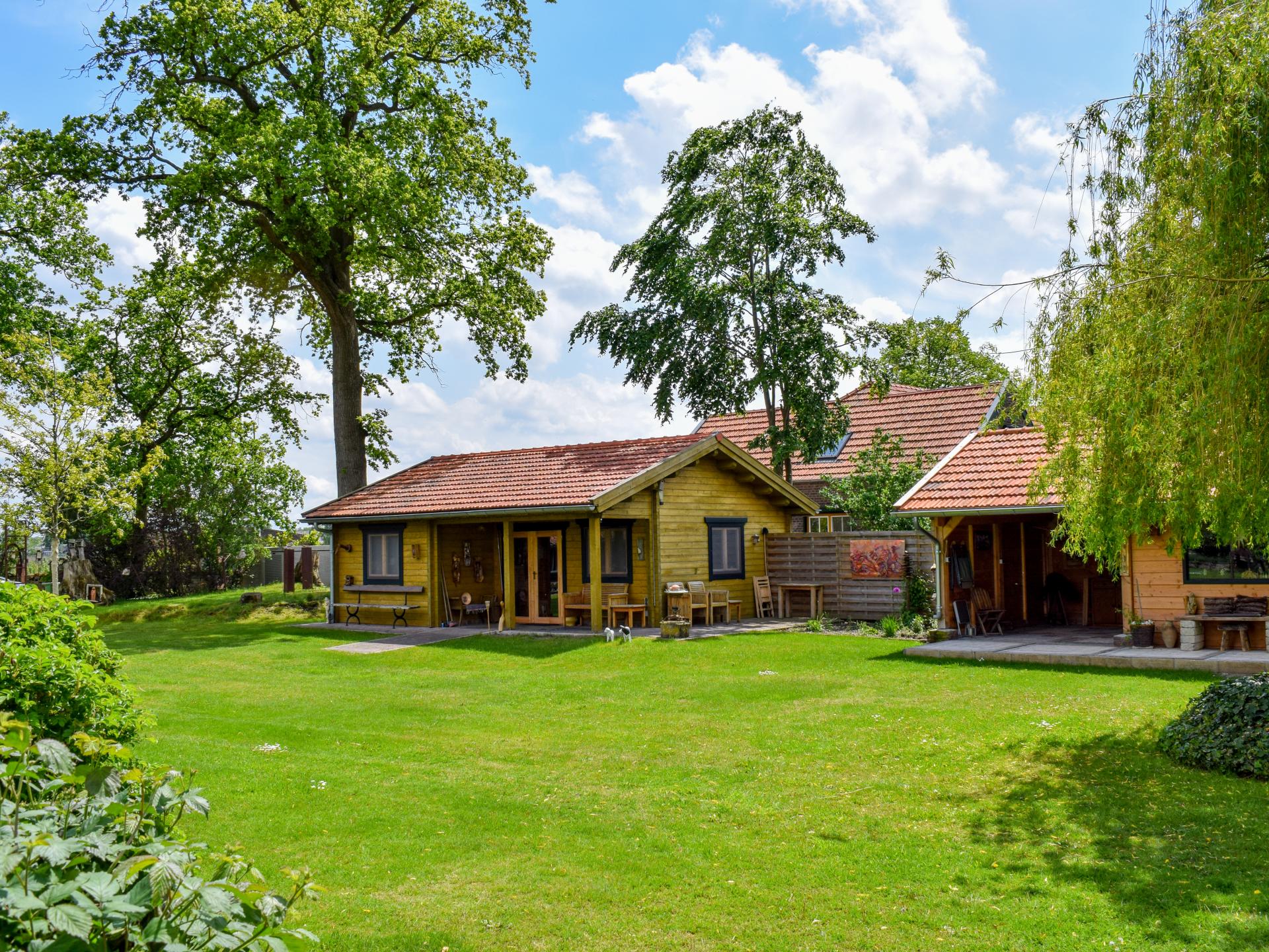 Onder de Oude Eik: Romantisch houten huisje vol kunst in Lottum - foto 28