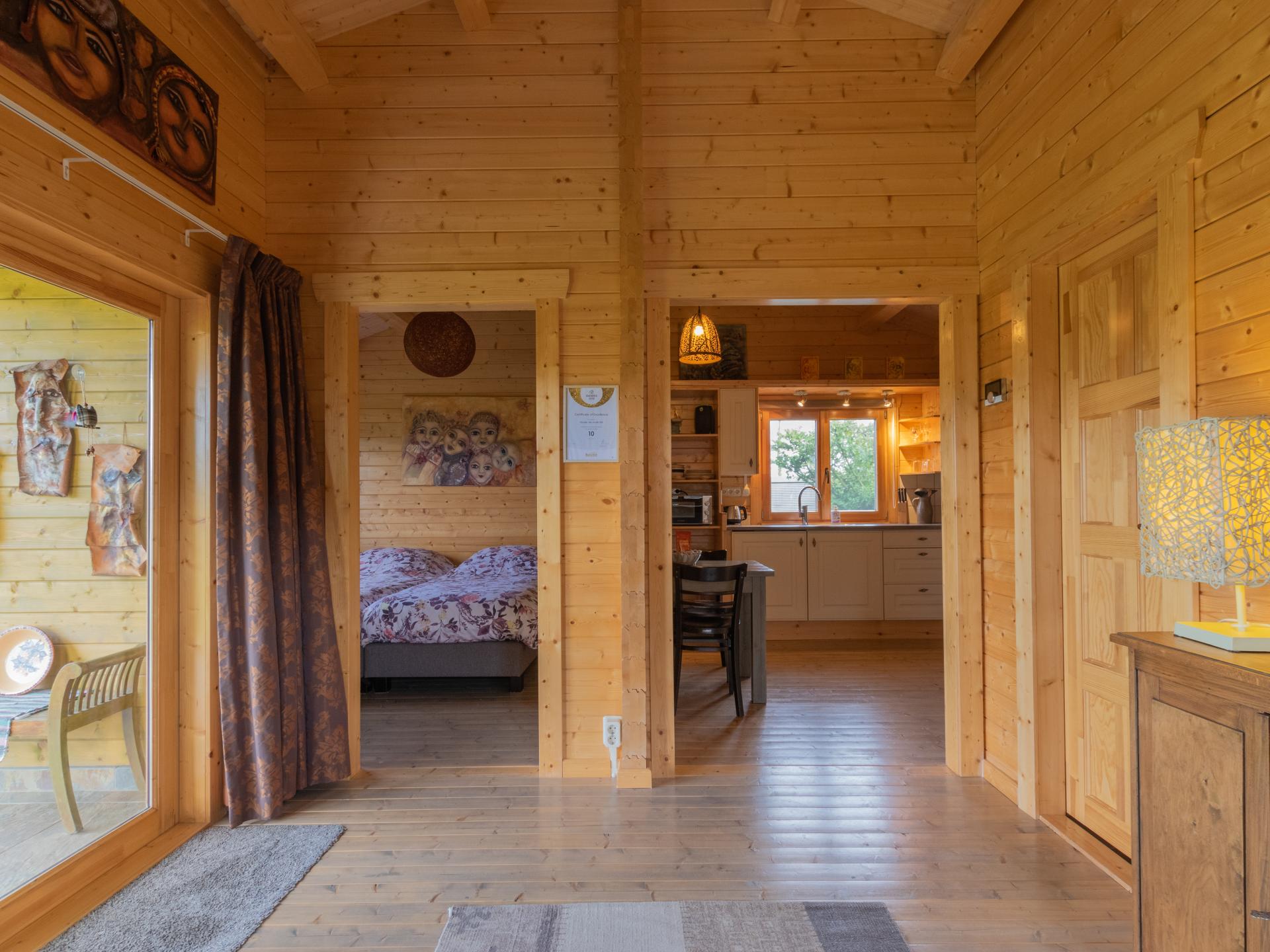 Onder de Oude Eik: Romantisch houten huisje vol kunst in Lottum - foto 7