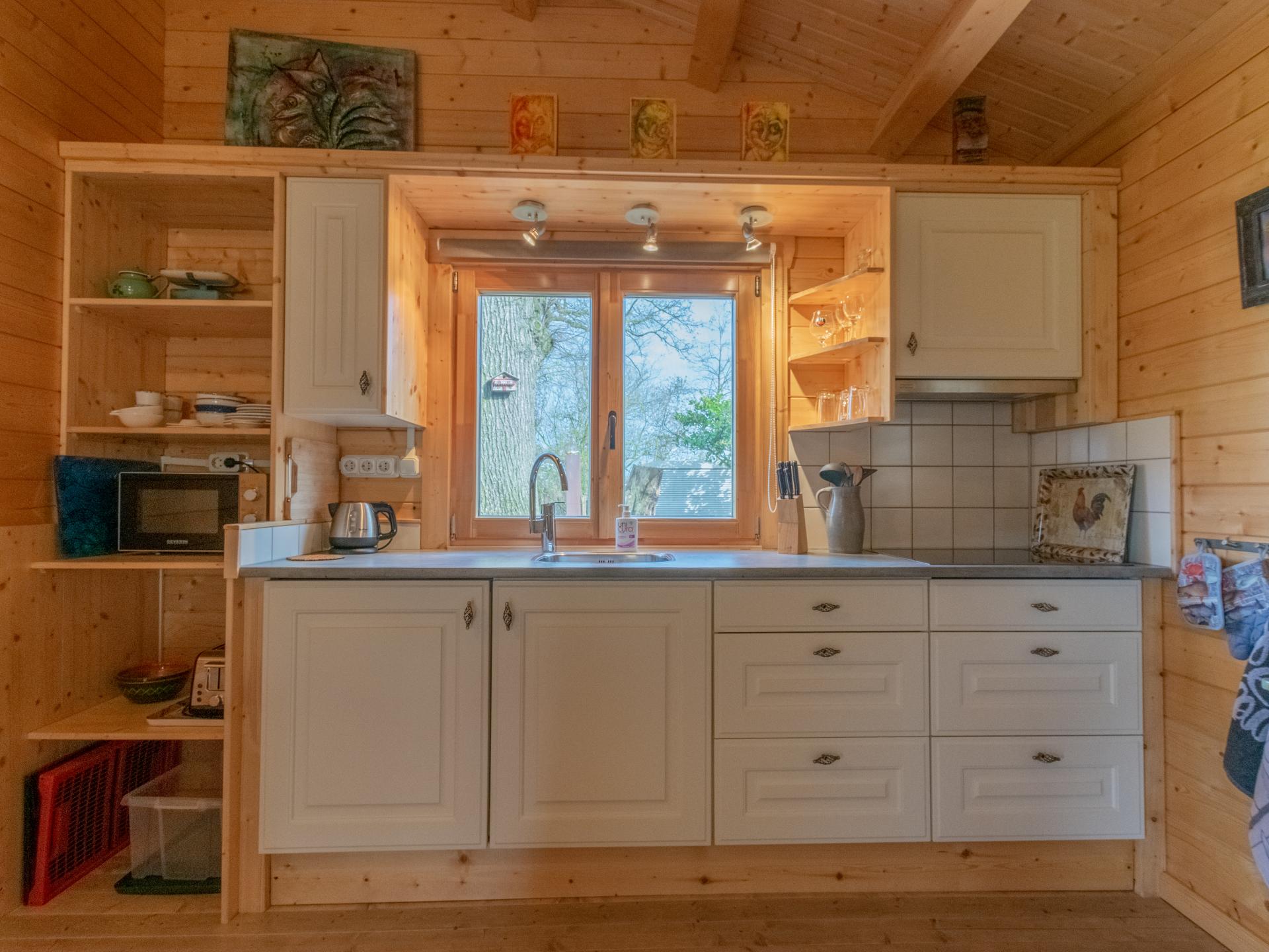 Onder de Oude Eik: Romantisch houten huisje vol kunst in Lottum - foto 11