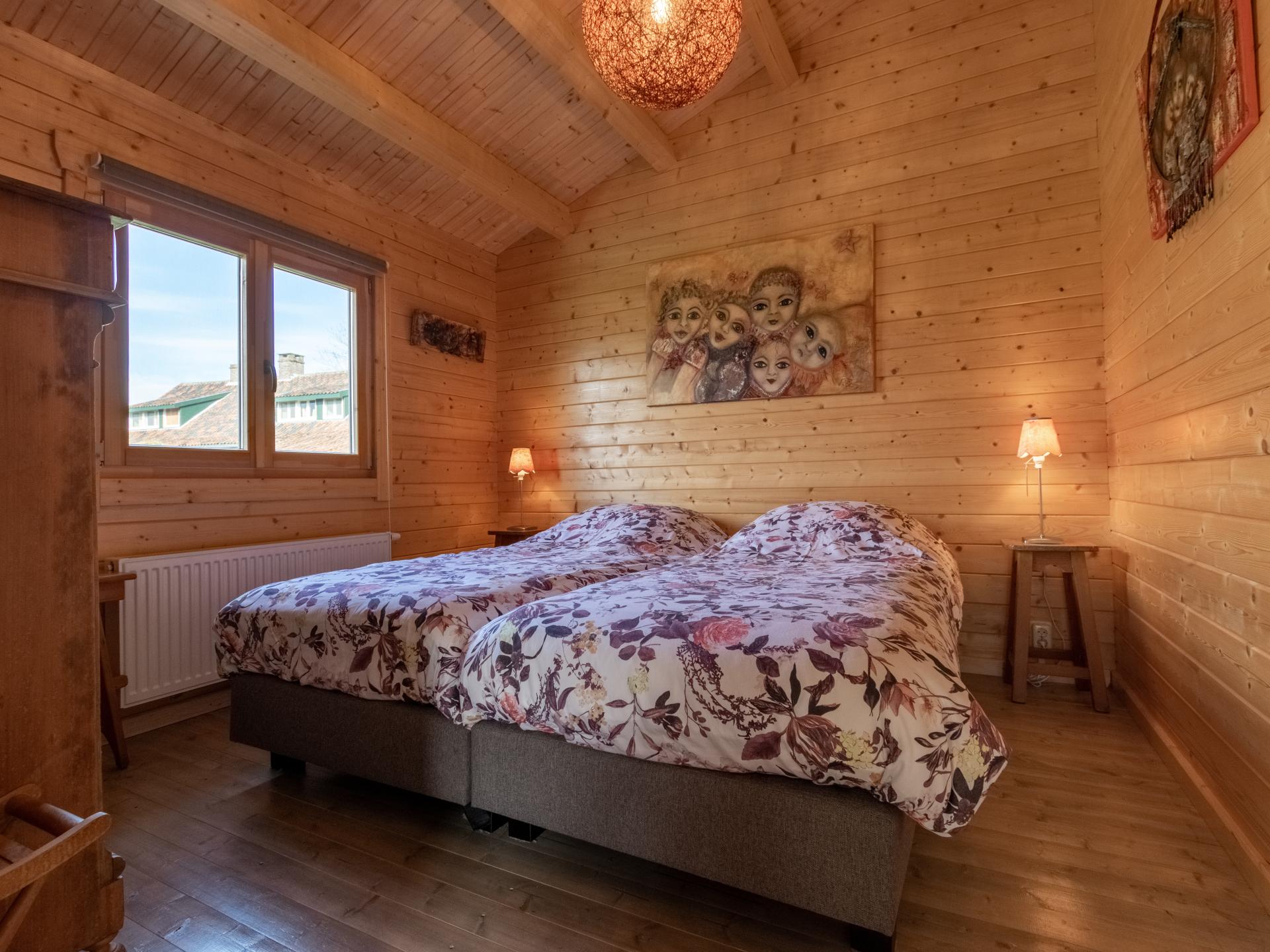 Onder de Oude Eik: Romantisch houten huisje vol kunst in Lottum - foto 13