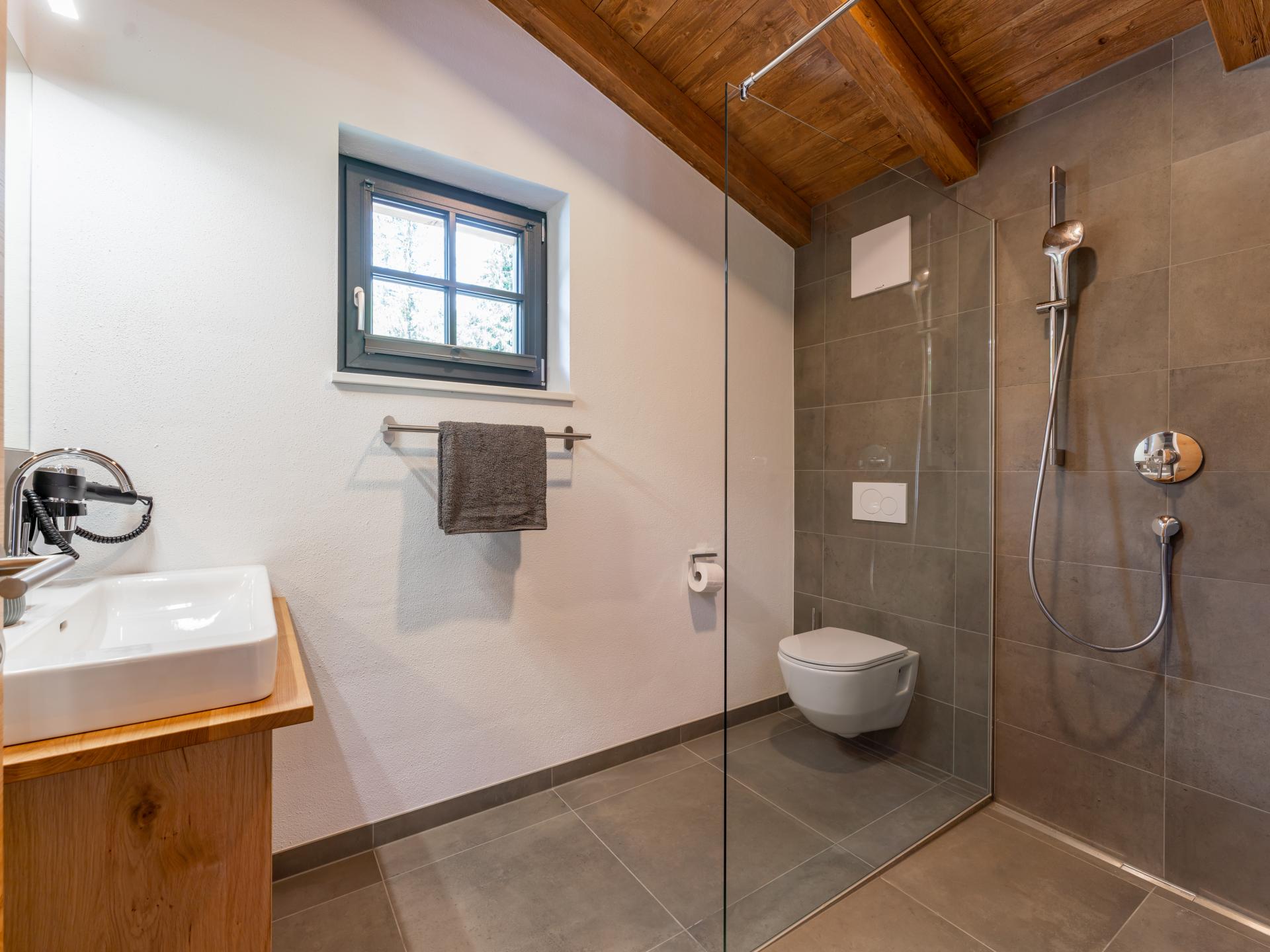 Op 800 m van de piste: Ruim vrijstaand chalet in Wald im Pinzgau · 10 pers. - foto 17