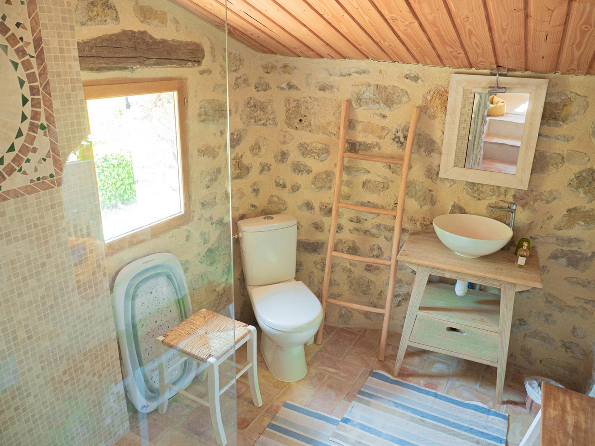 Authentiek landhuis met verwarmd zwembad en panoramisch uitzicht in Montaulieu - foto 28