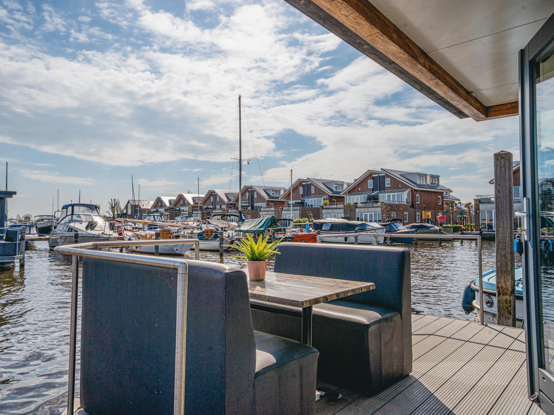 Huisboot met terras op het water in Uitgeest – uniek vakantiegevoel - foto 17