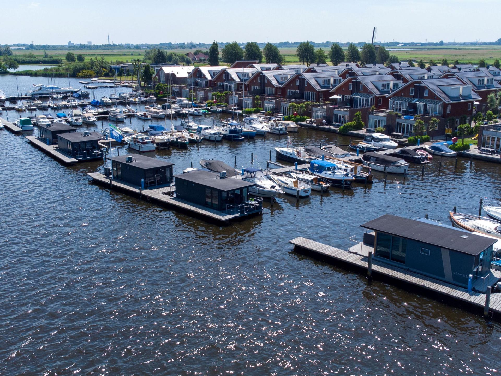 Huisboot met terras op het water in Uitgeest – uniek vakantiegevoel - foto 21