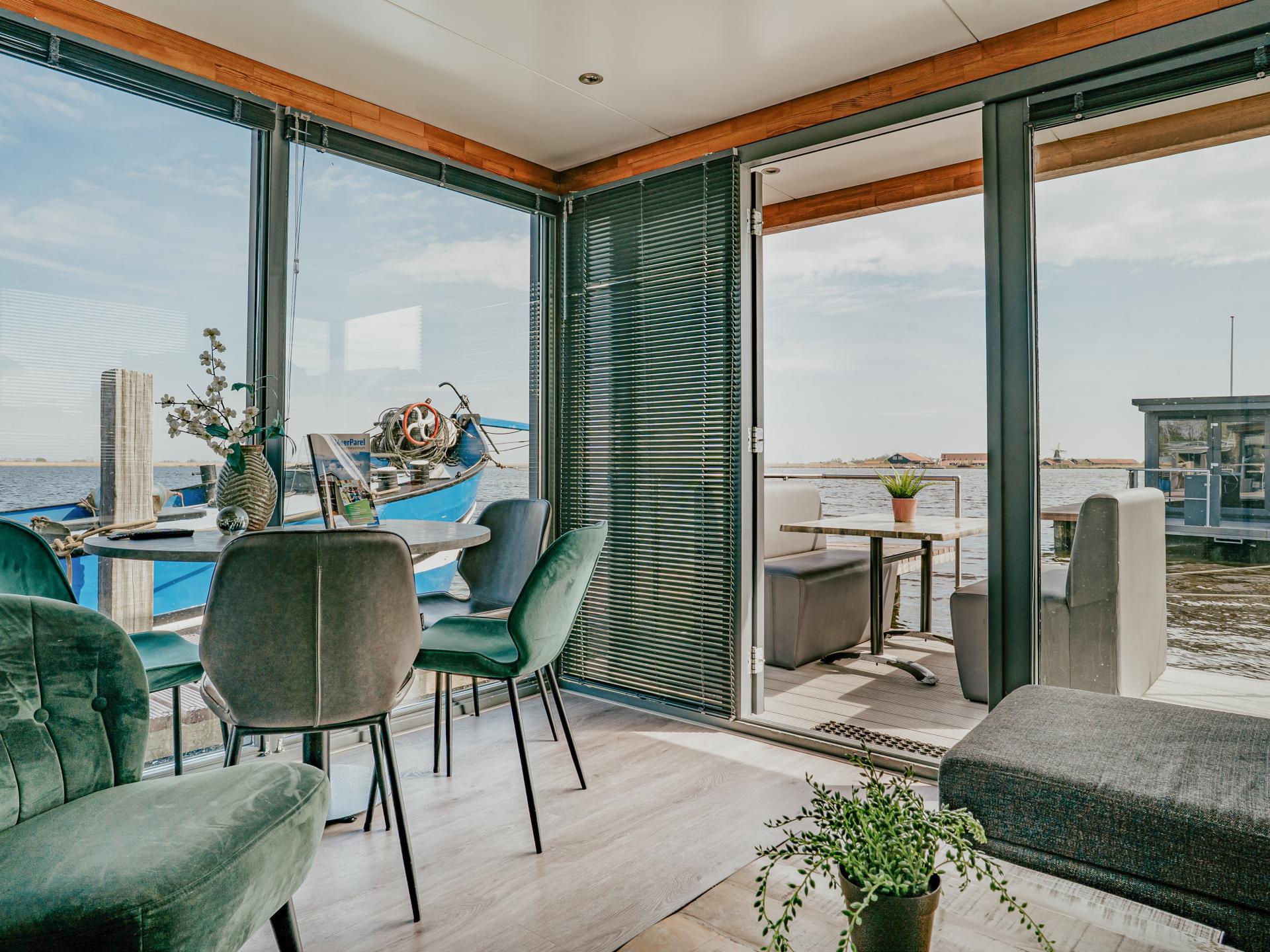 Huisboot met terras op het water in Uitgeest – uniek vakantiegevoel - foto 5