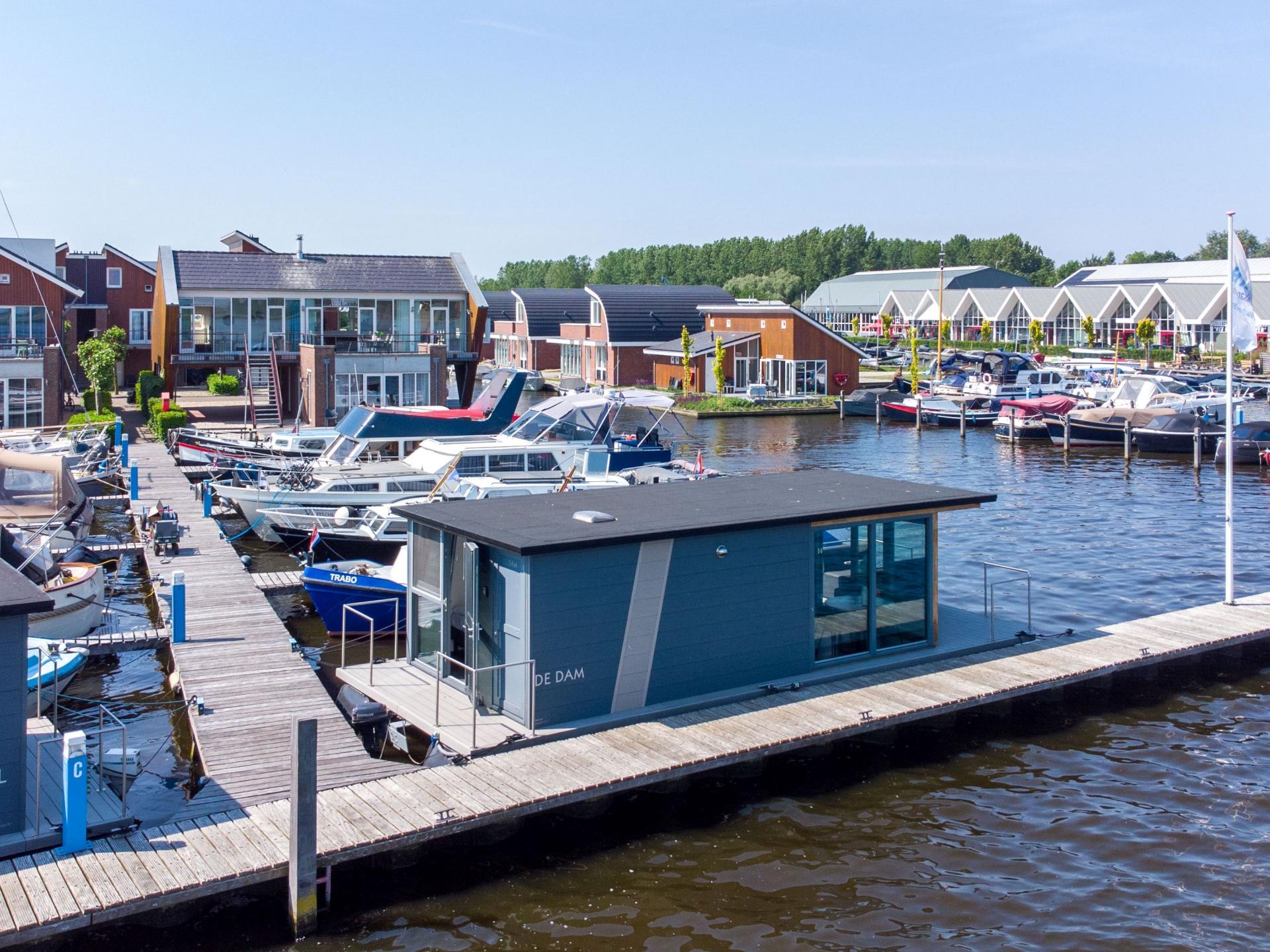 Huisboot met terras op het water in Uitgeest – uniek vakantiegevoel - foto 20