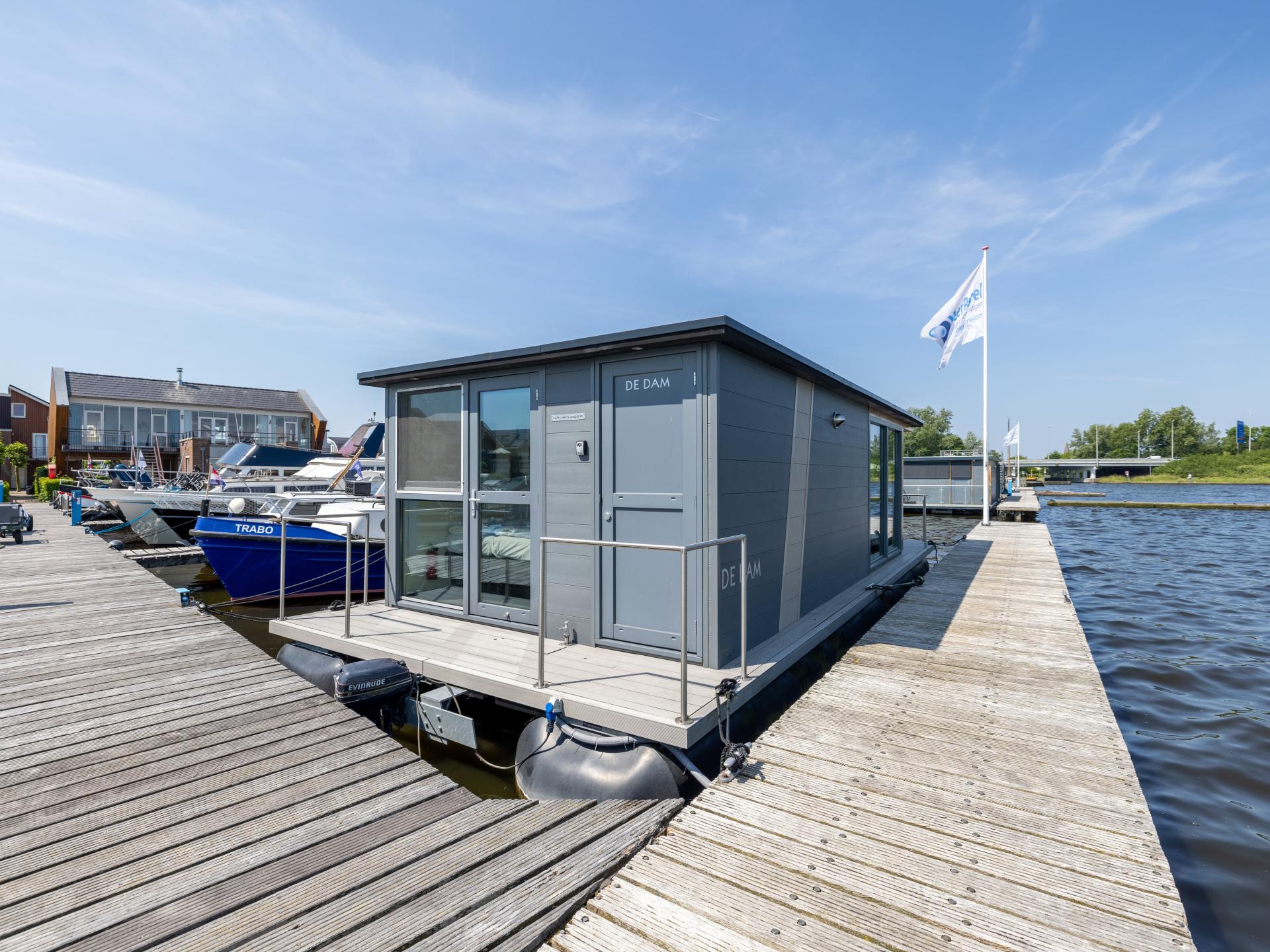 Huisboot met terras op het water in Uitgeest – uniek vakantiegevoel - foto 25