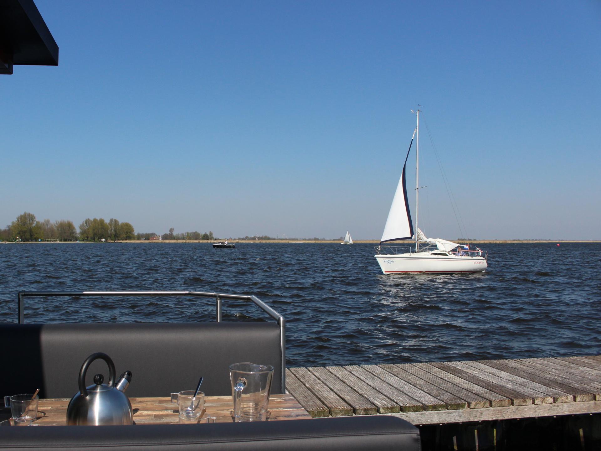 Huisboot met terras op het water in Uitgeest – uniek vakantiegevoel - foto 22