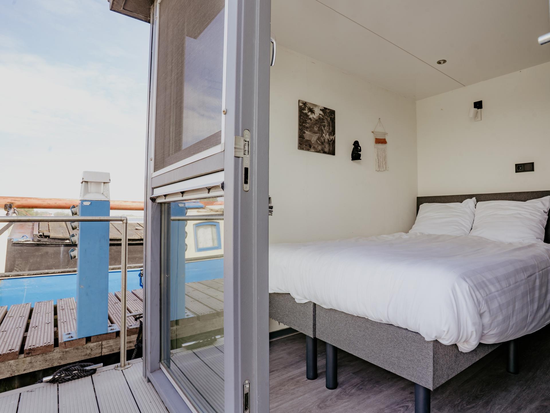 Huisboot met terras op het water in Uitgeest – uniek vakantiegevoel - foto 16
