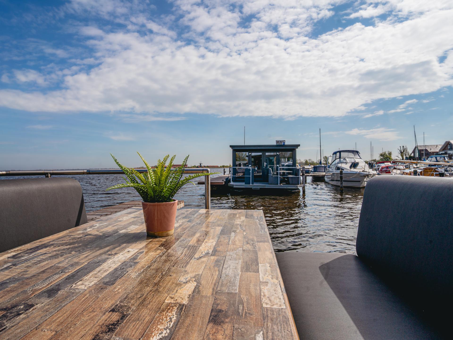 Huisboot met terras op het water in Uitgeest – uniek vakantiegevoel - foto 18